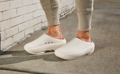 Oofos Men's Clog Chalk