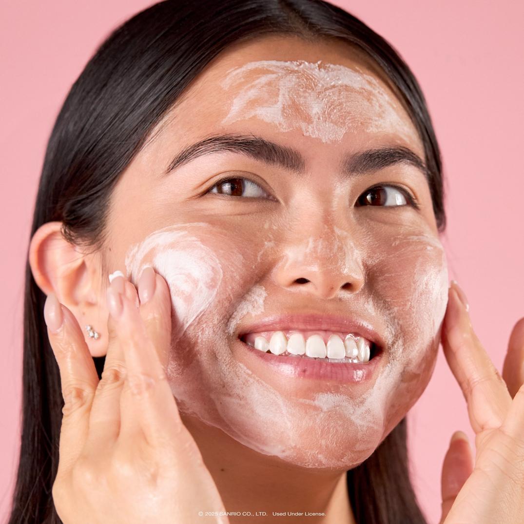 The Crme Shop Hello Kitty and Friends Dewy Peachy Hyaluronic Cleanser