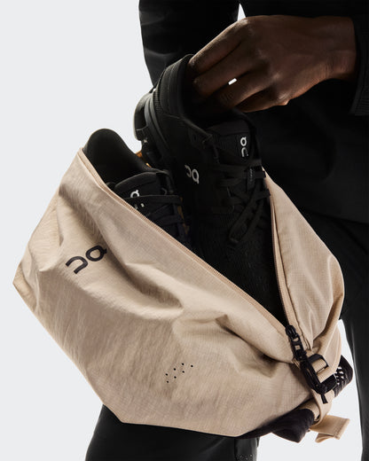 On Sling Pack 9L Sand | Black