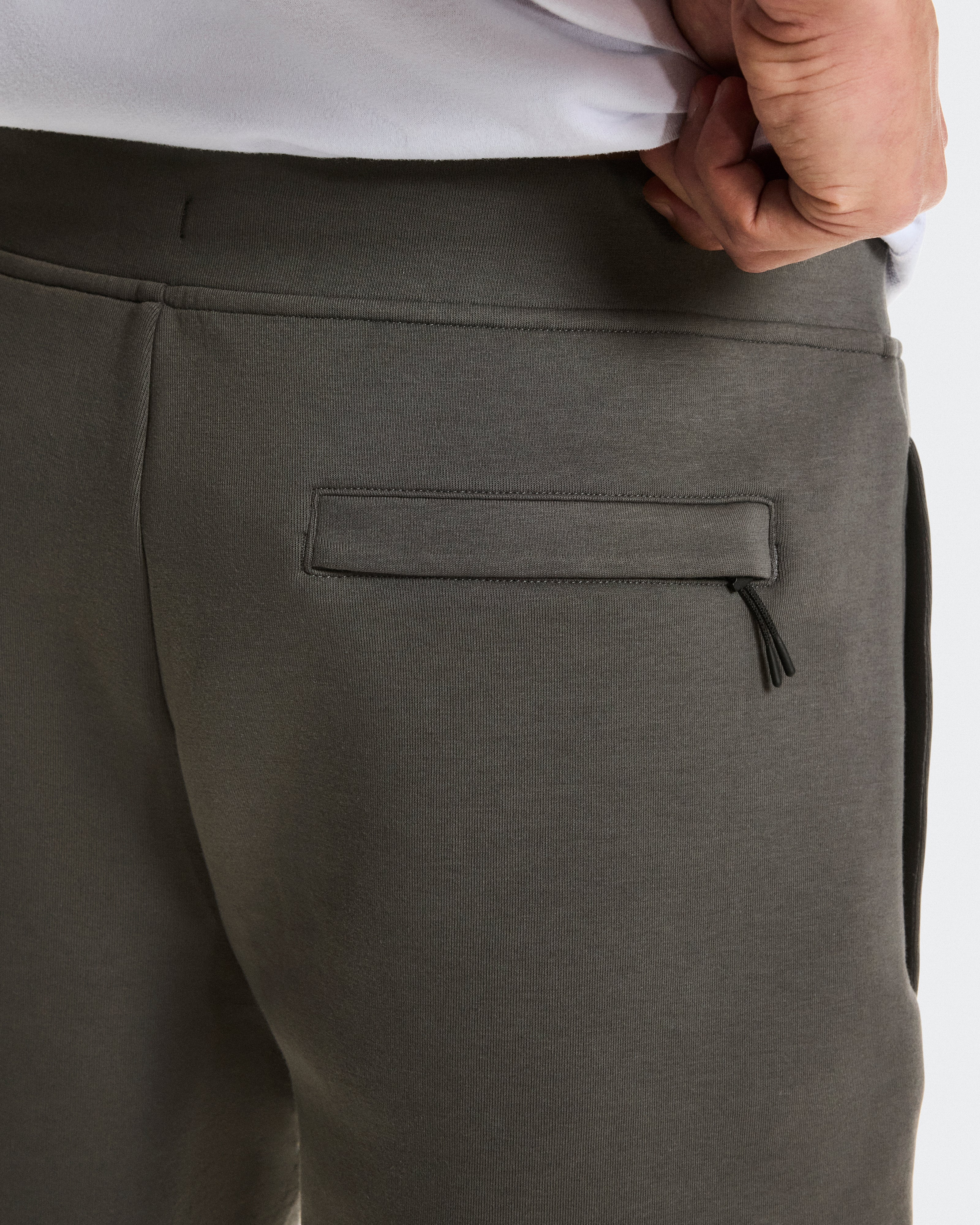On Focus Tech Shorts Shadow