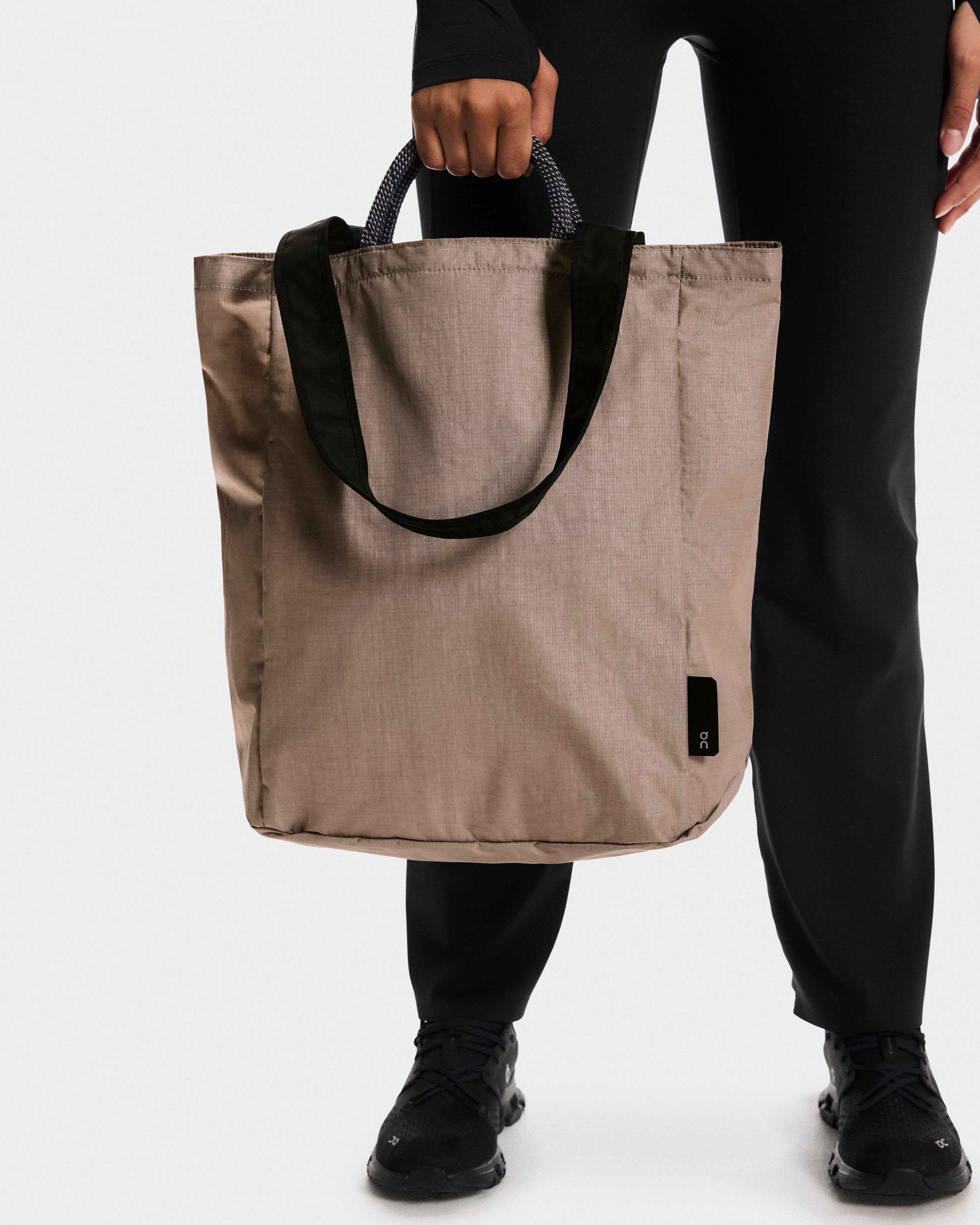 On Tote Pack 25L Cinder | Black