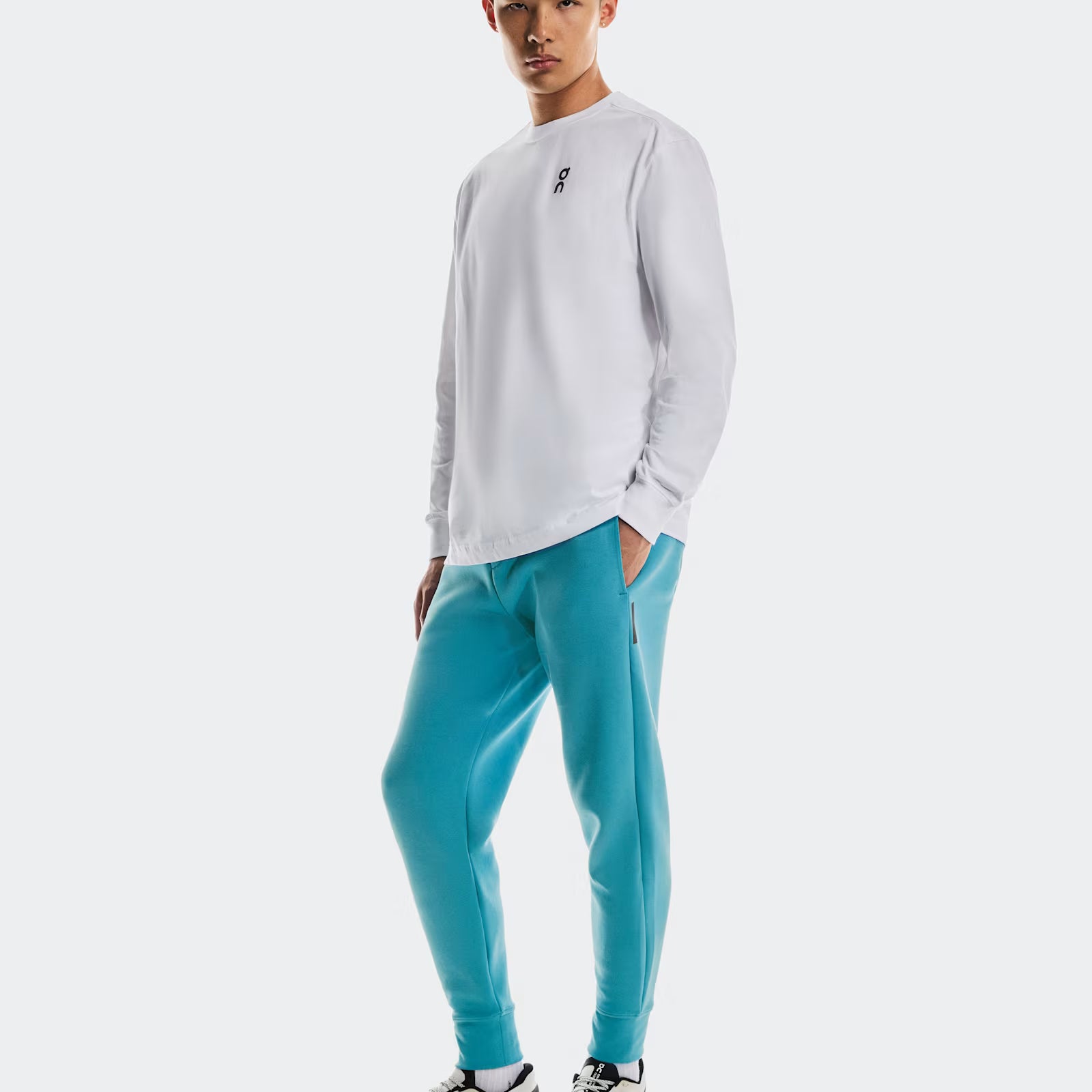 On Focus Tech Sweatpants Niagara