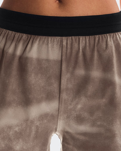 on 3" performance shorts aop Cinder | Black (Women's)