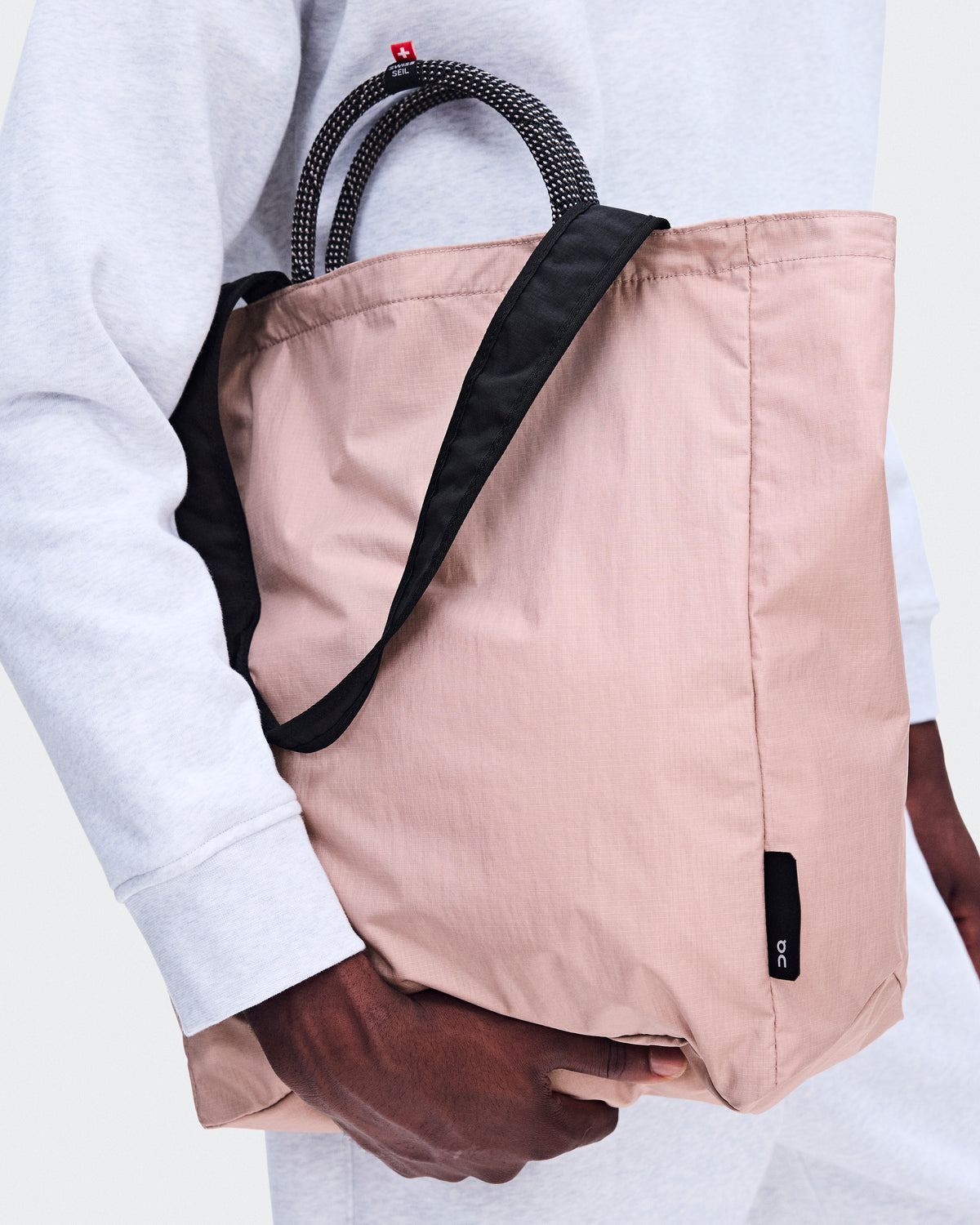 On Tote Pack 25L Biscuit | Black