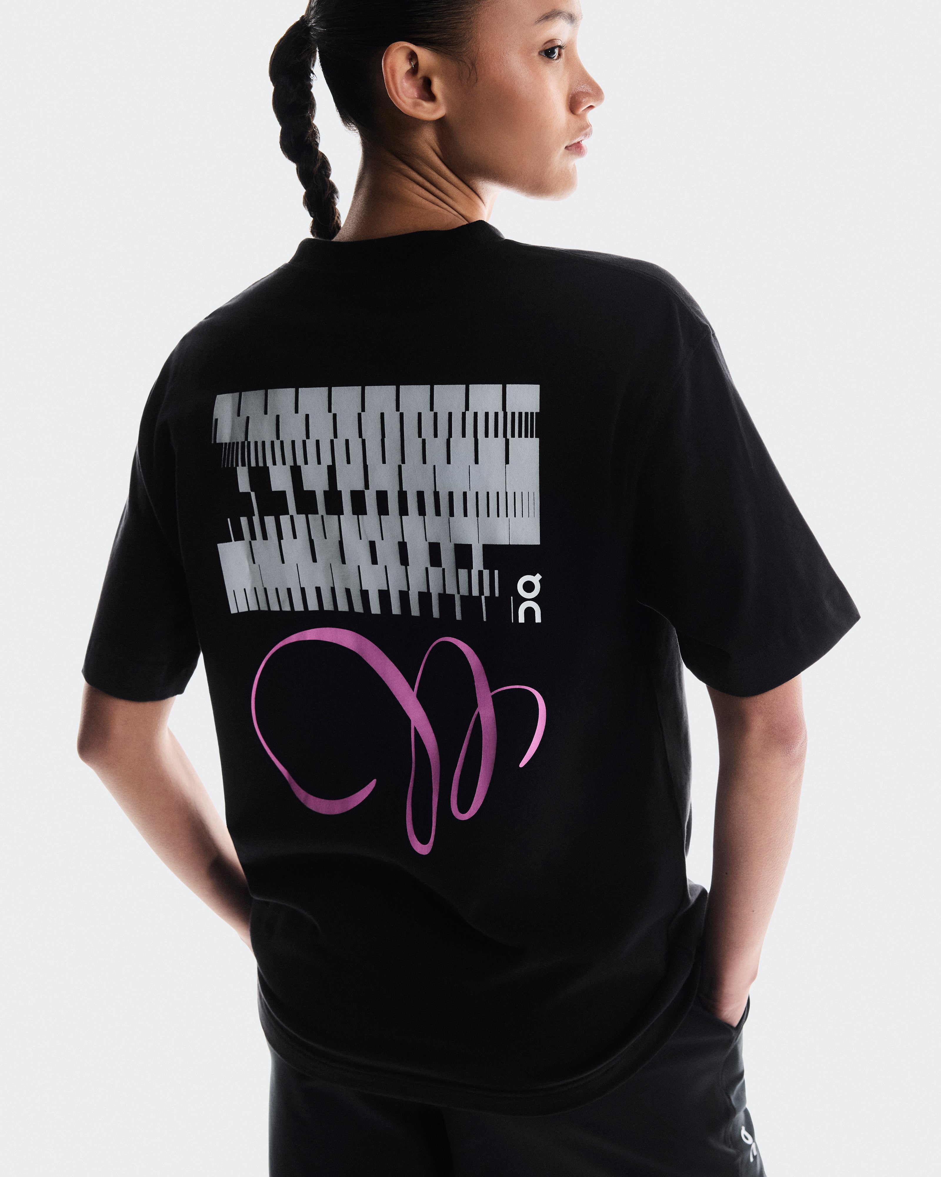 On Club-T Graphic Black | Raspberry (Women'S)