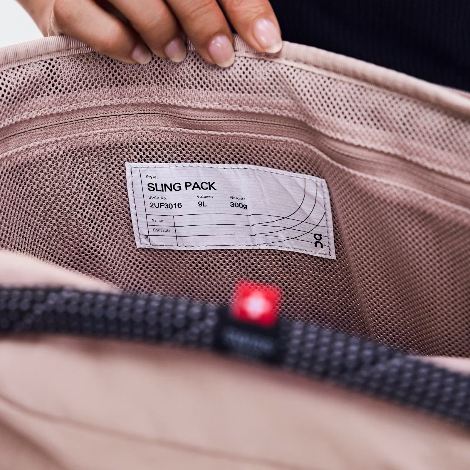 On Sling Pack 9L Biscuit | Black