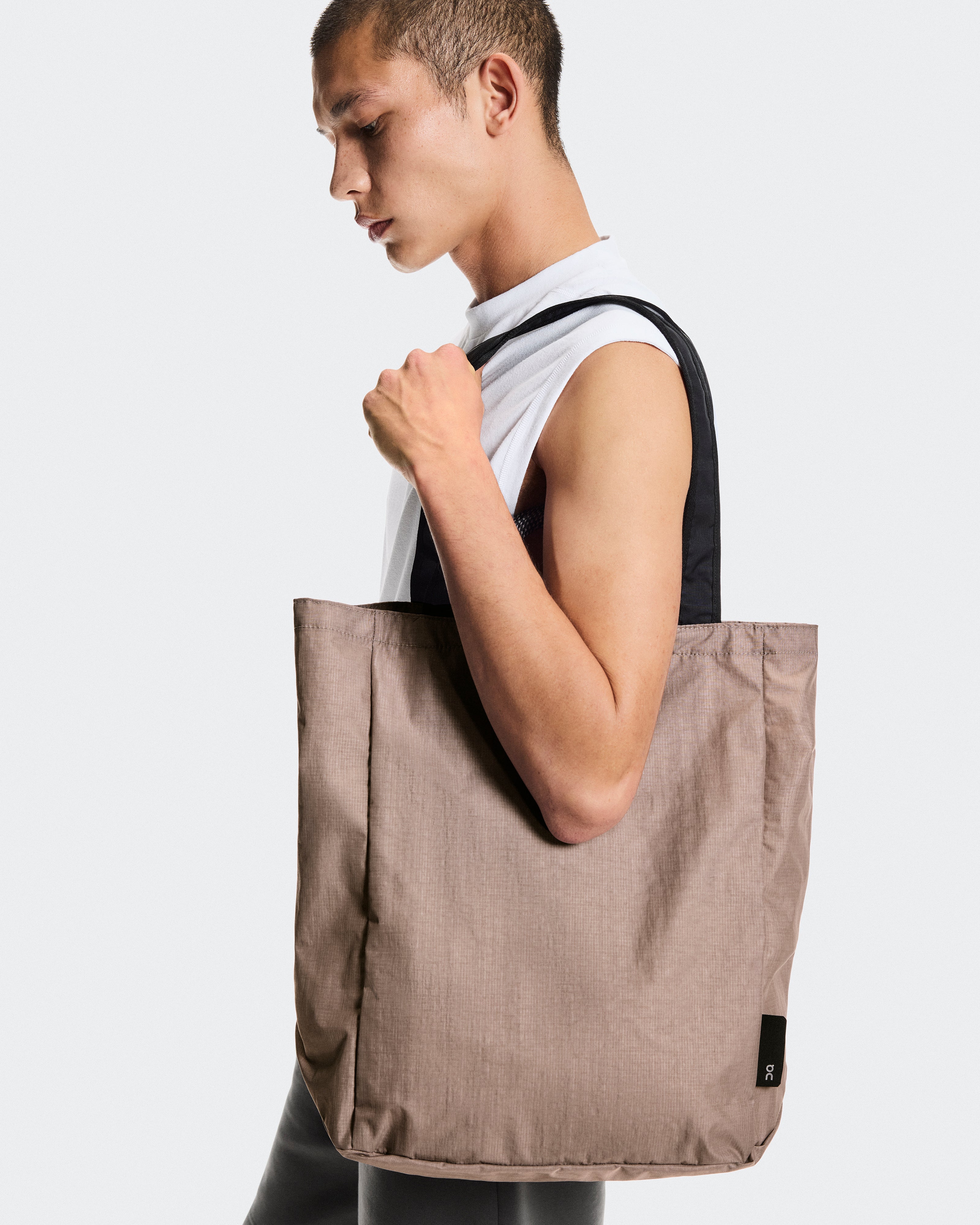 On Tote Pack 25L Cinder | Black