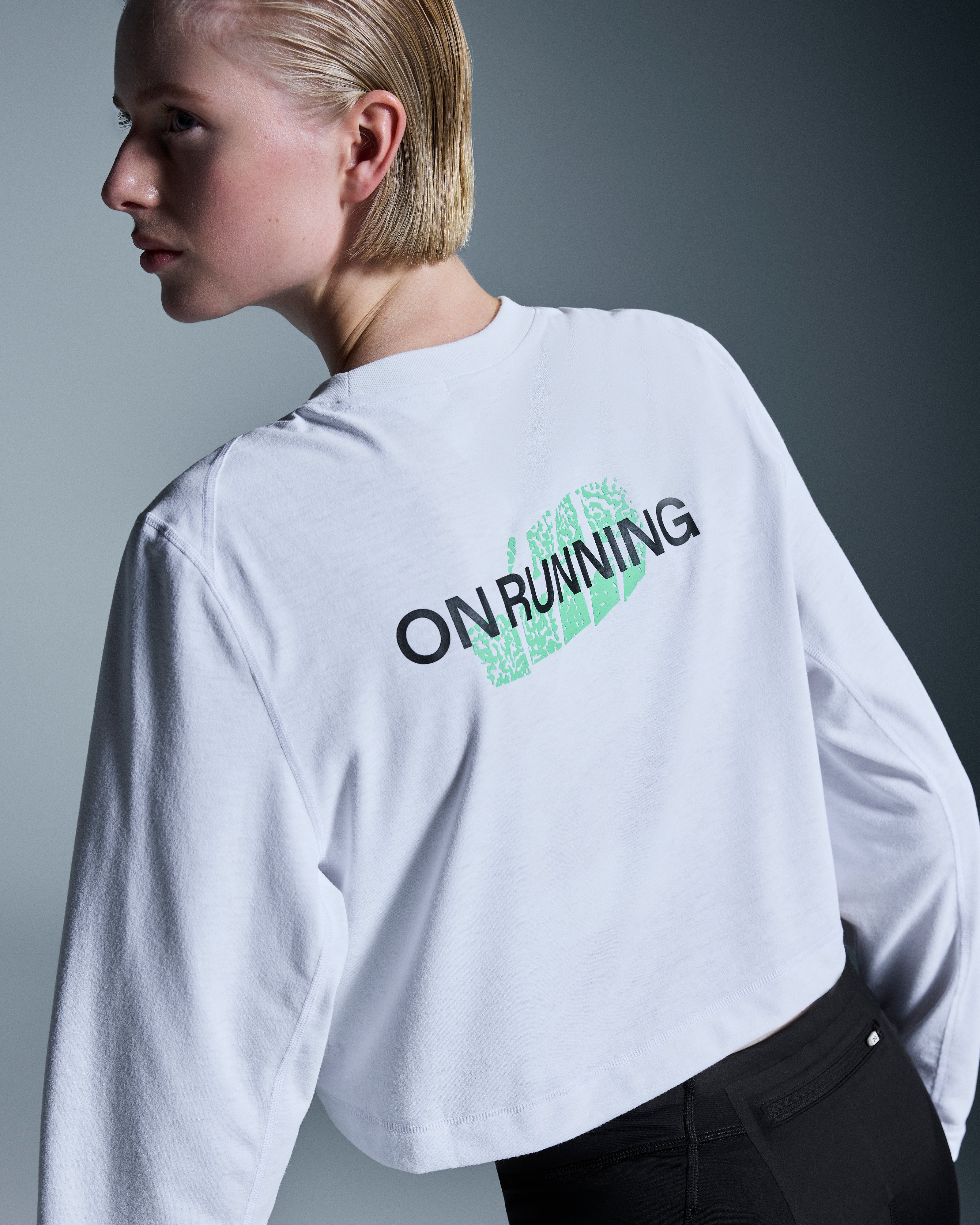 On Train Long-T Crop Graphic White (Women'S)