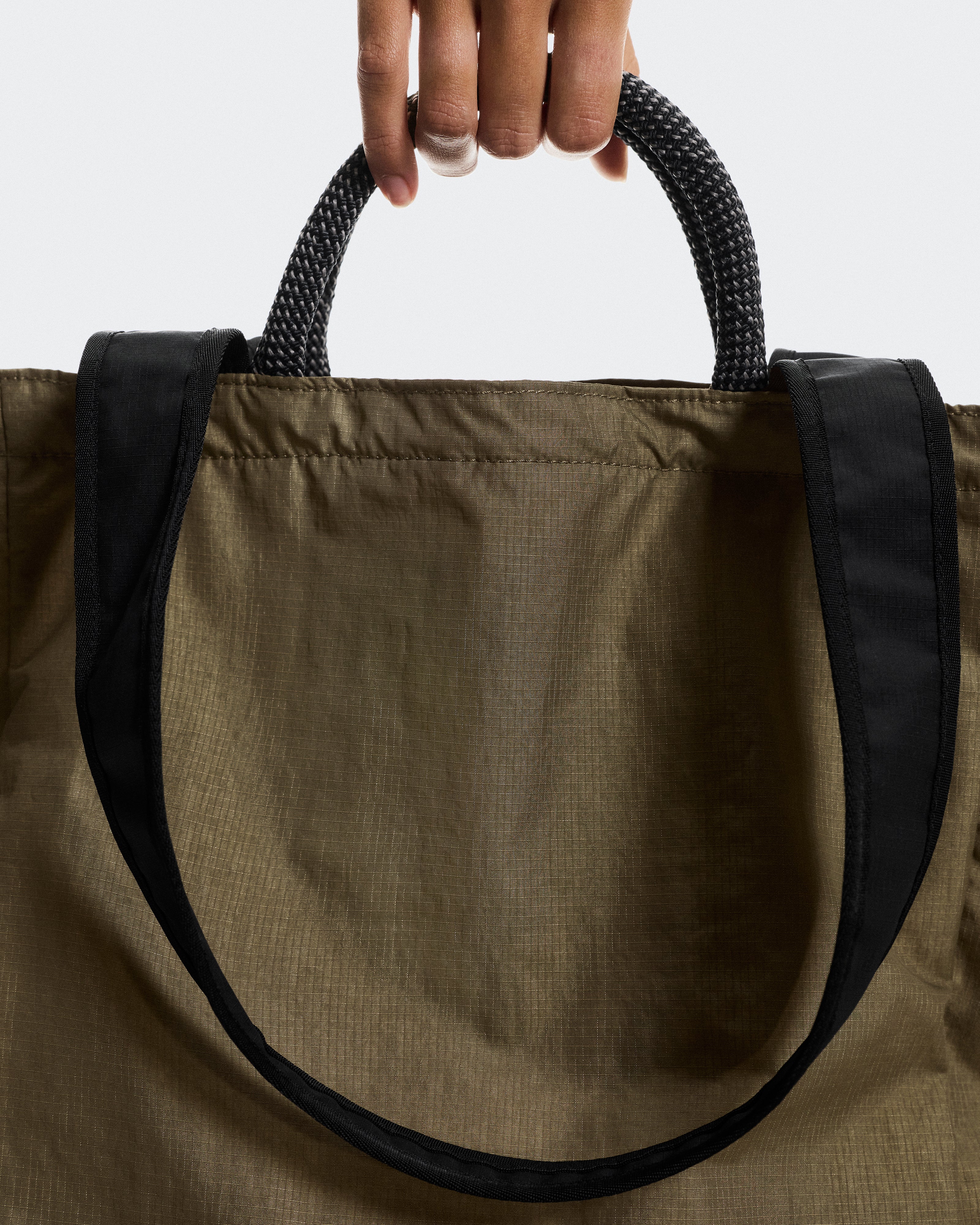 On Tote Pack 25L Olive | Black