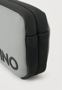 Valentino Axel Clutch Ghiaccio