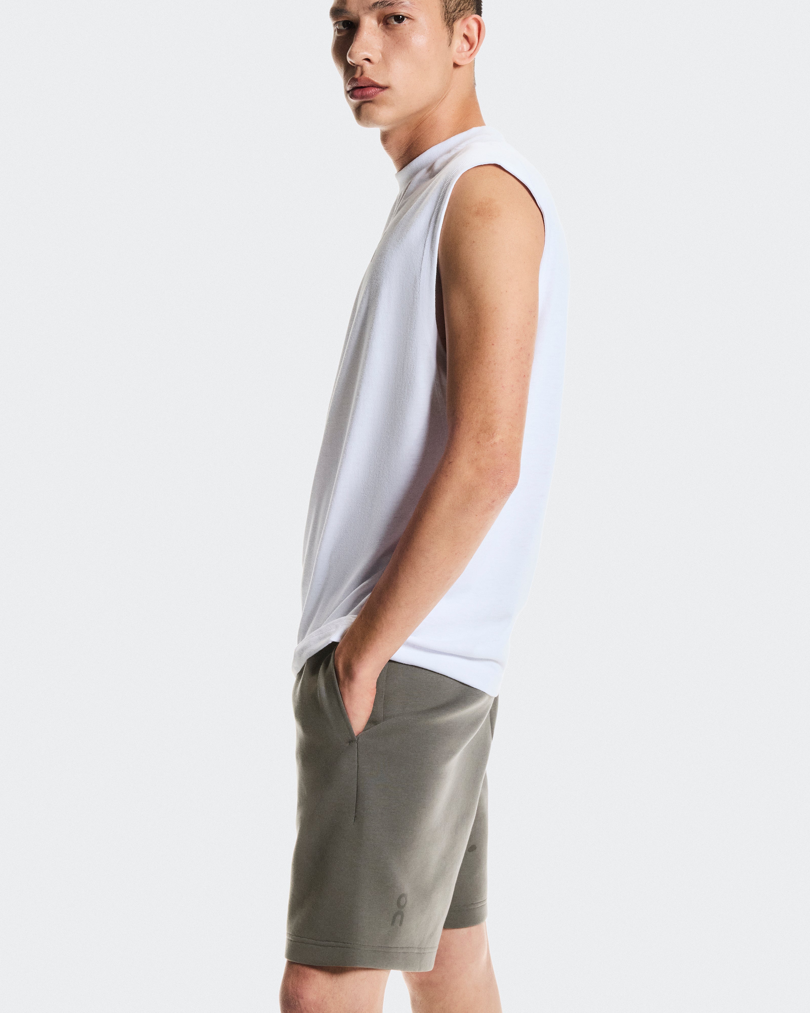 On Focus Tech Shorts Shadow