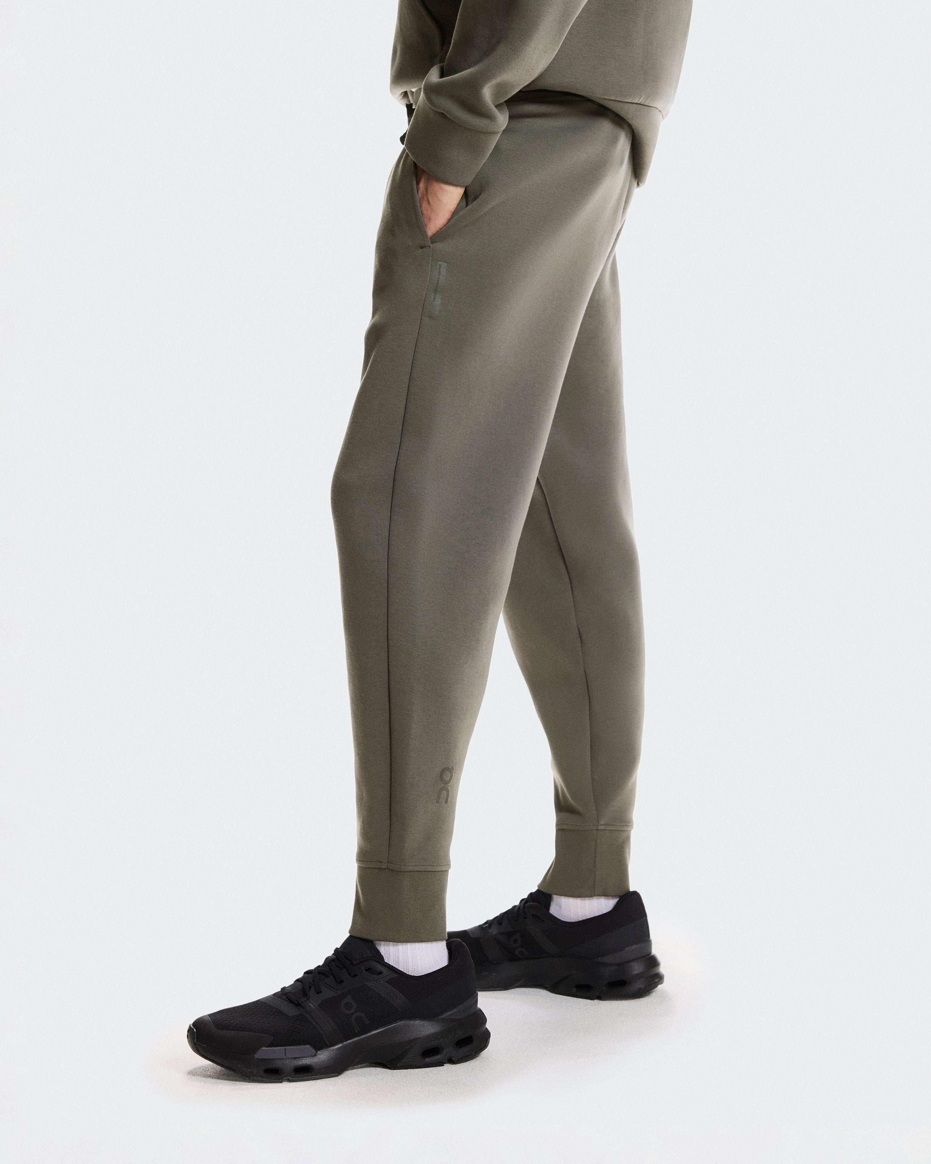 On Focus Tech Sweatpants Shadow