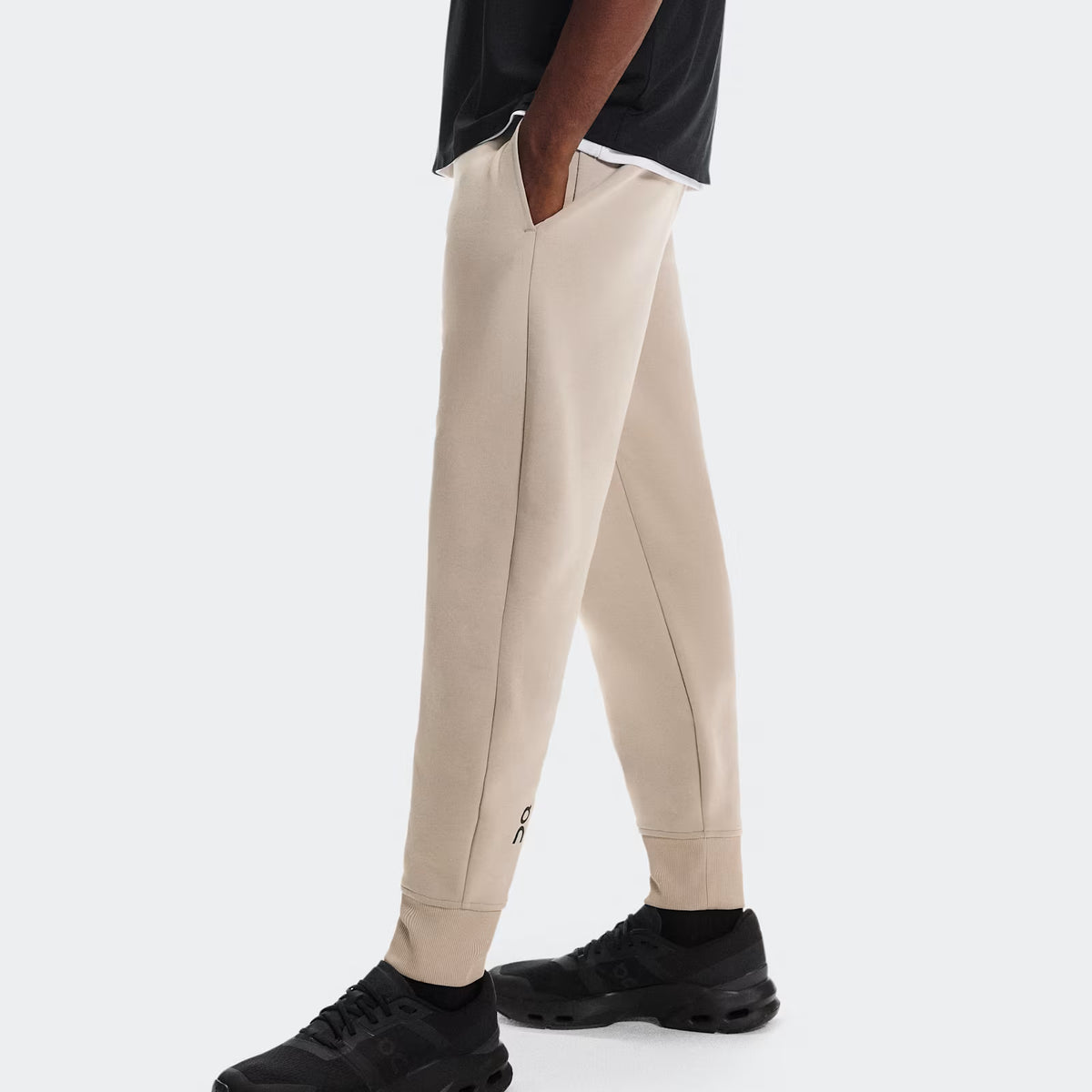 On Focus Tech Sweatpants Desert
