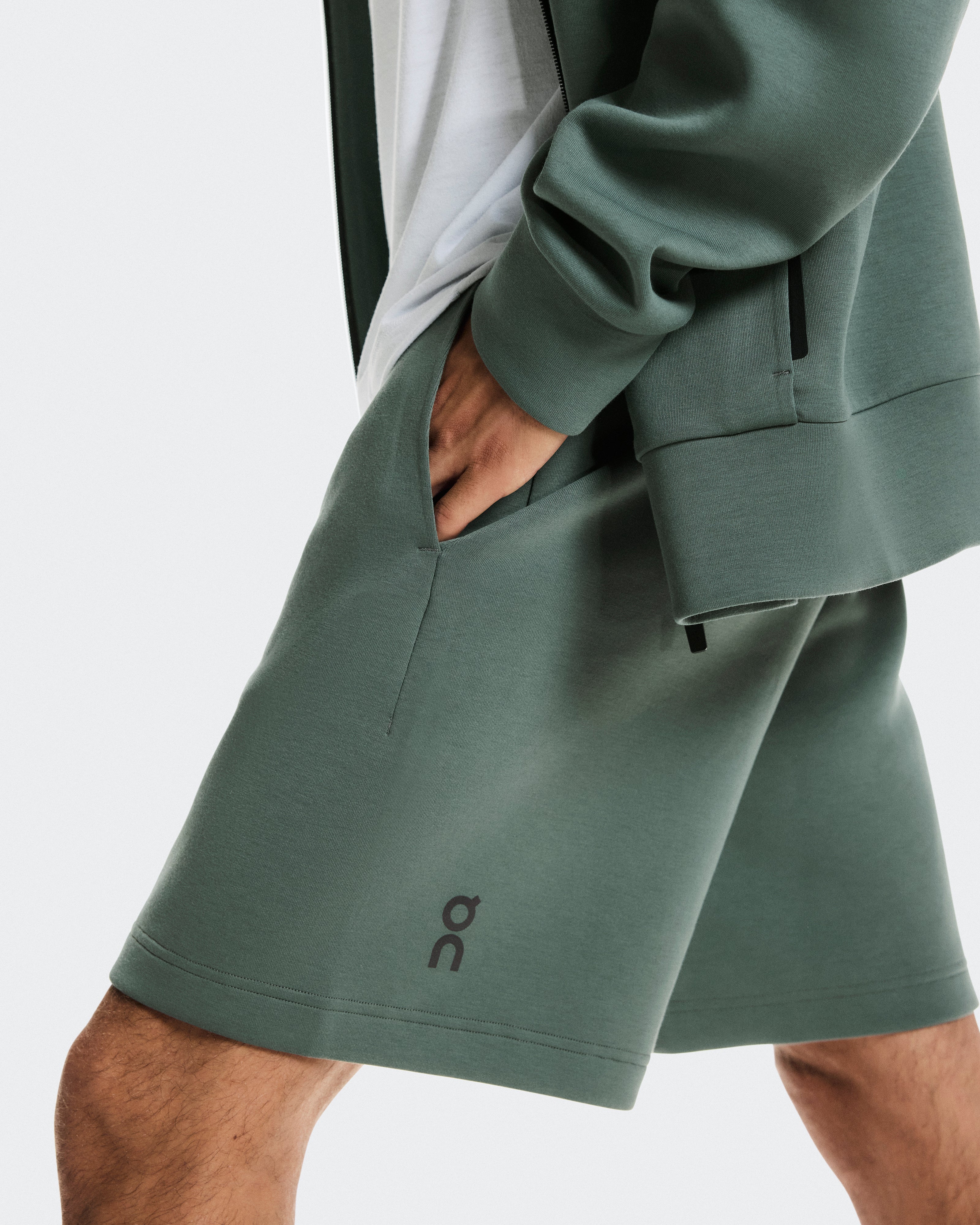 On Focus Tech Shorts Olive