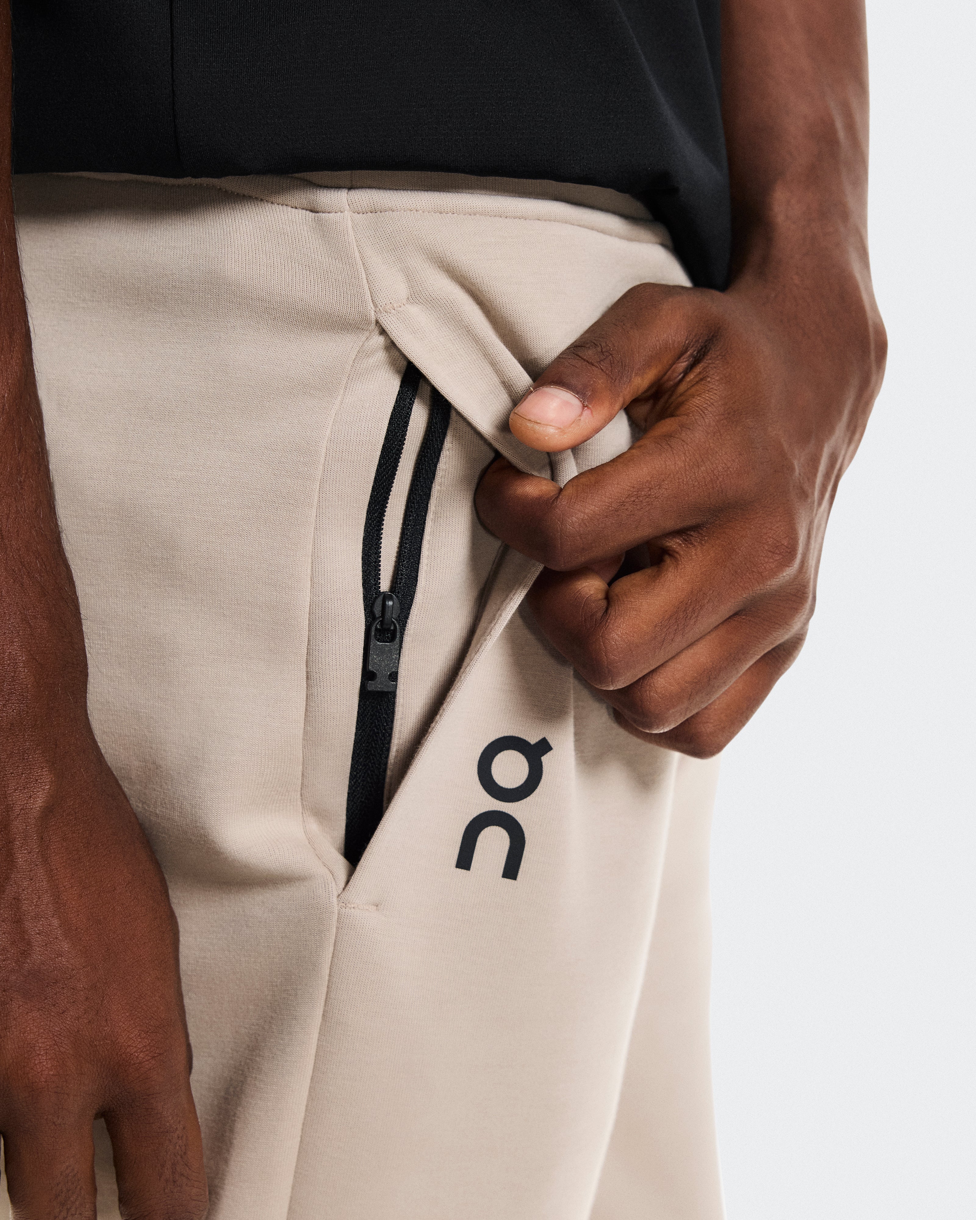 On Focus Tech Sweatpants Desert
