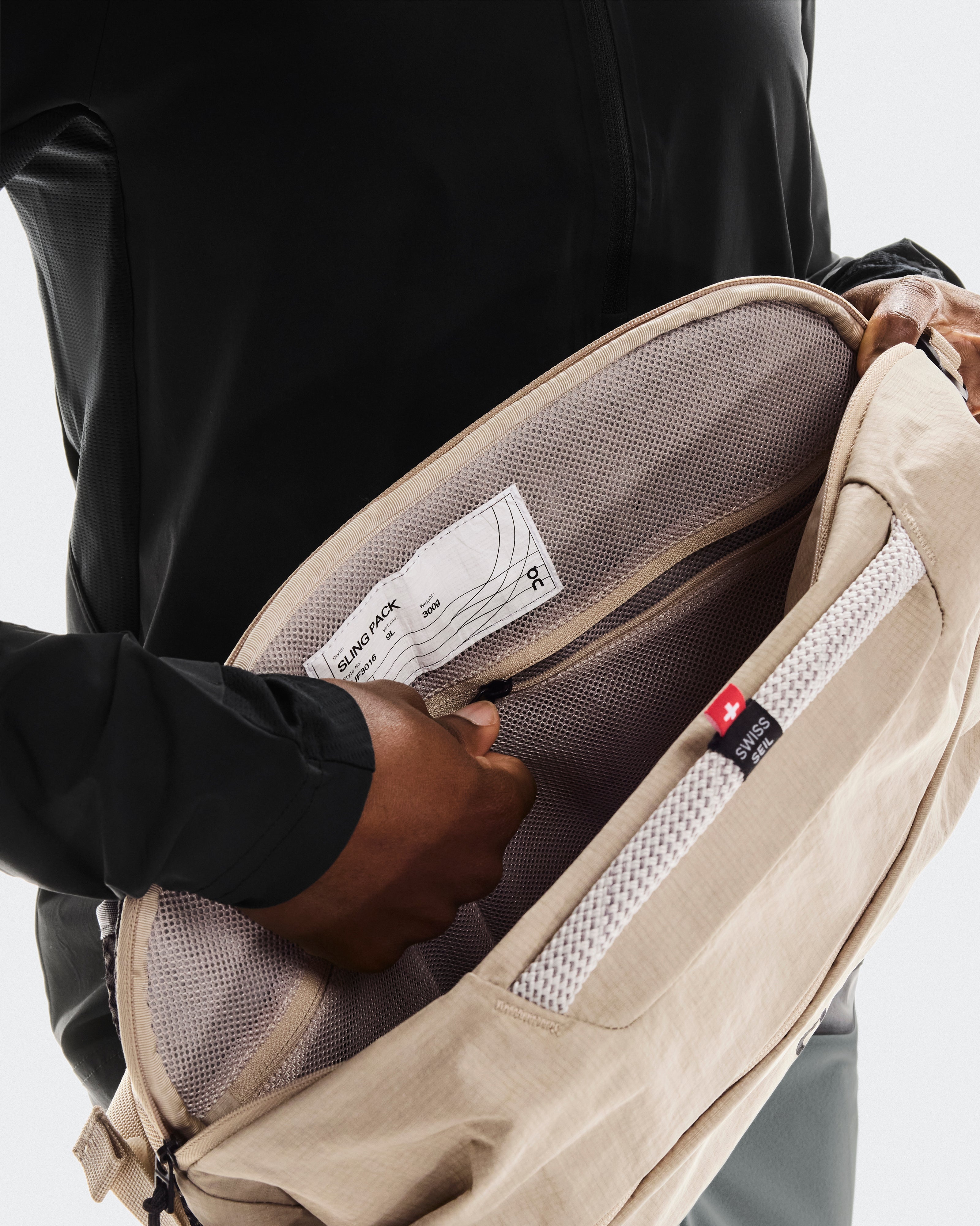 On Sling Pack 9L Sand | Black