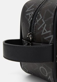 Valentino Zefir Wash Bag Nero/Multicolor