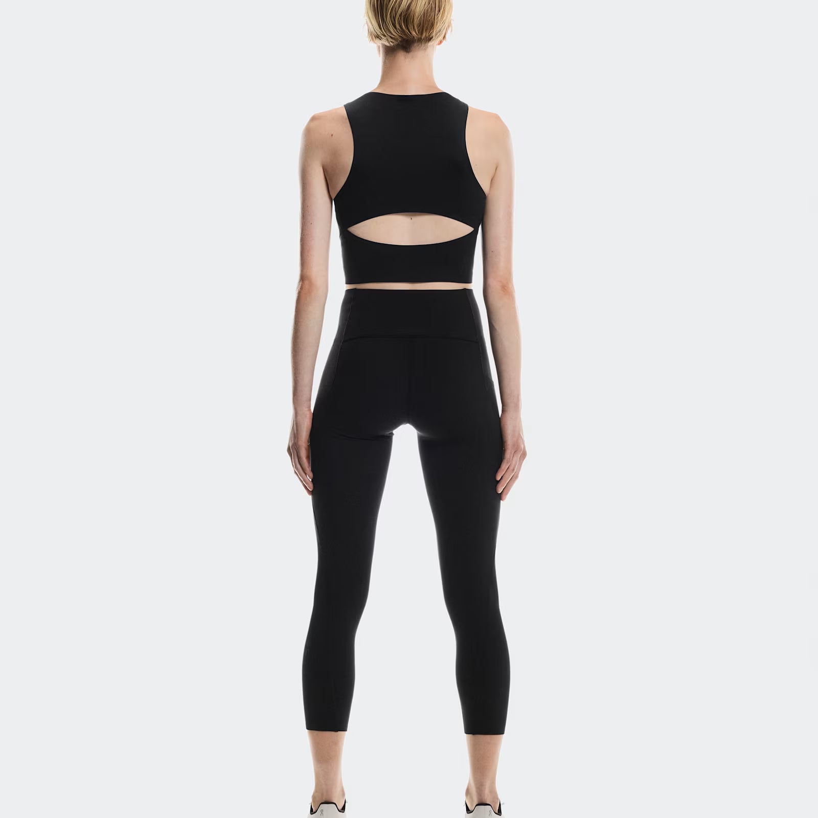 On Studio Open Back Crop Black (Women'S)