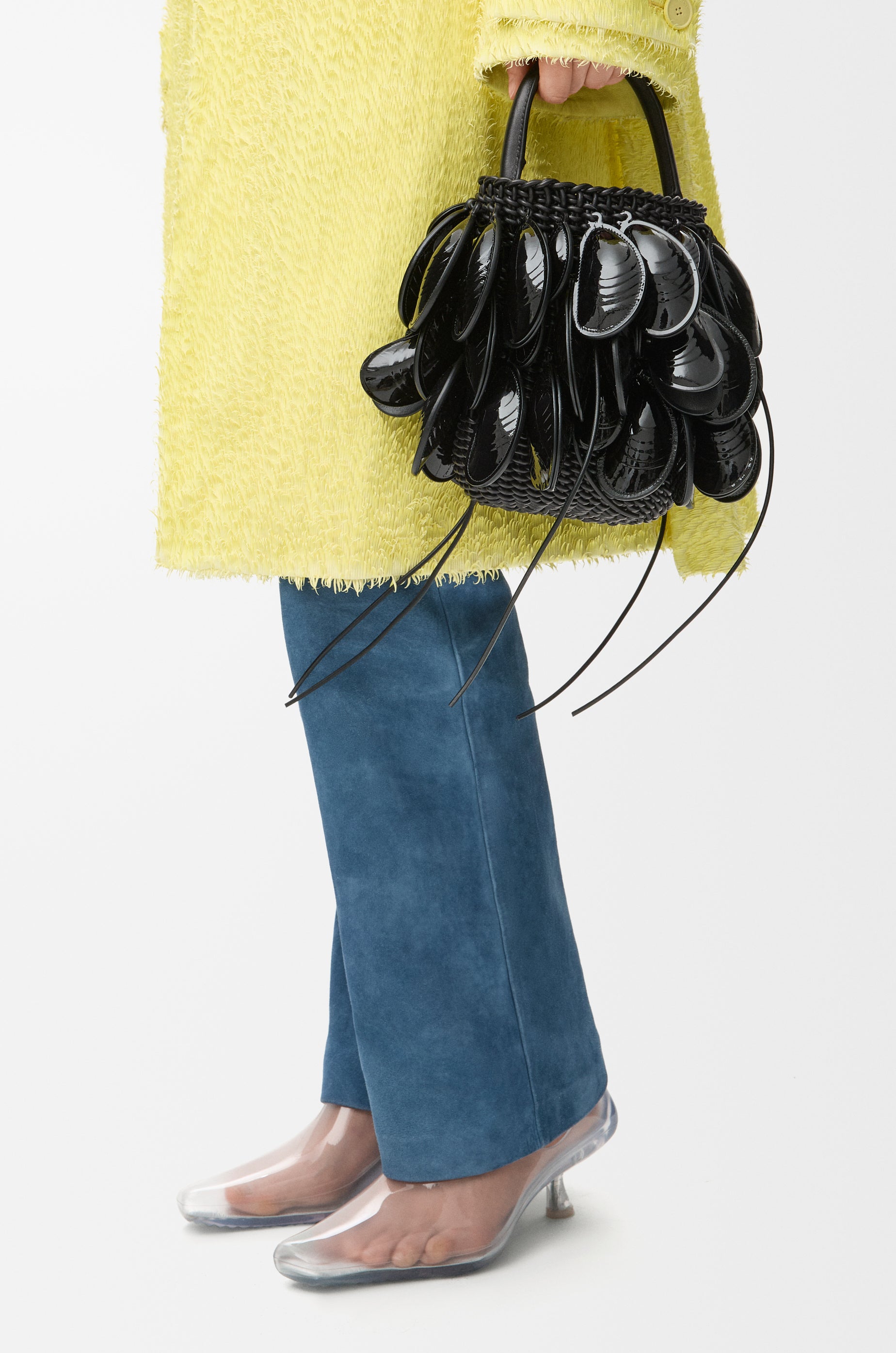 Loewe Shell bucket in woven calfskin
