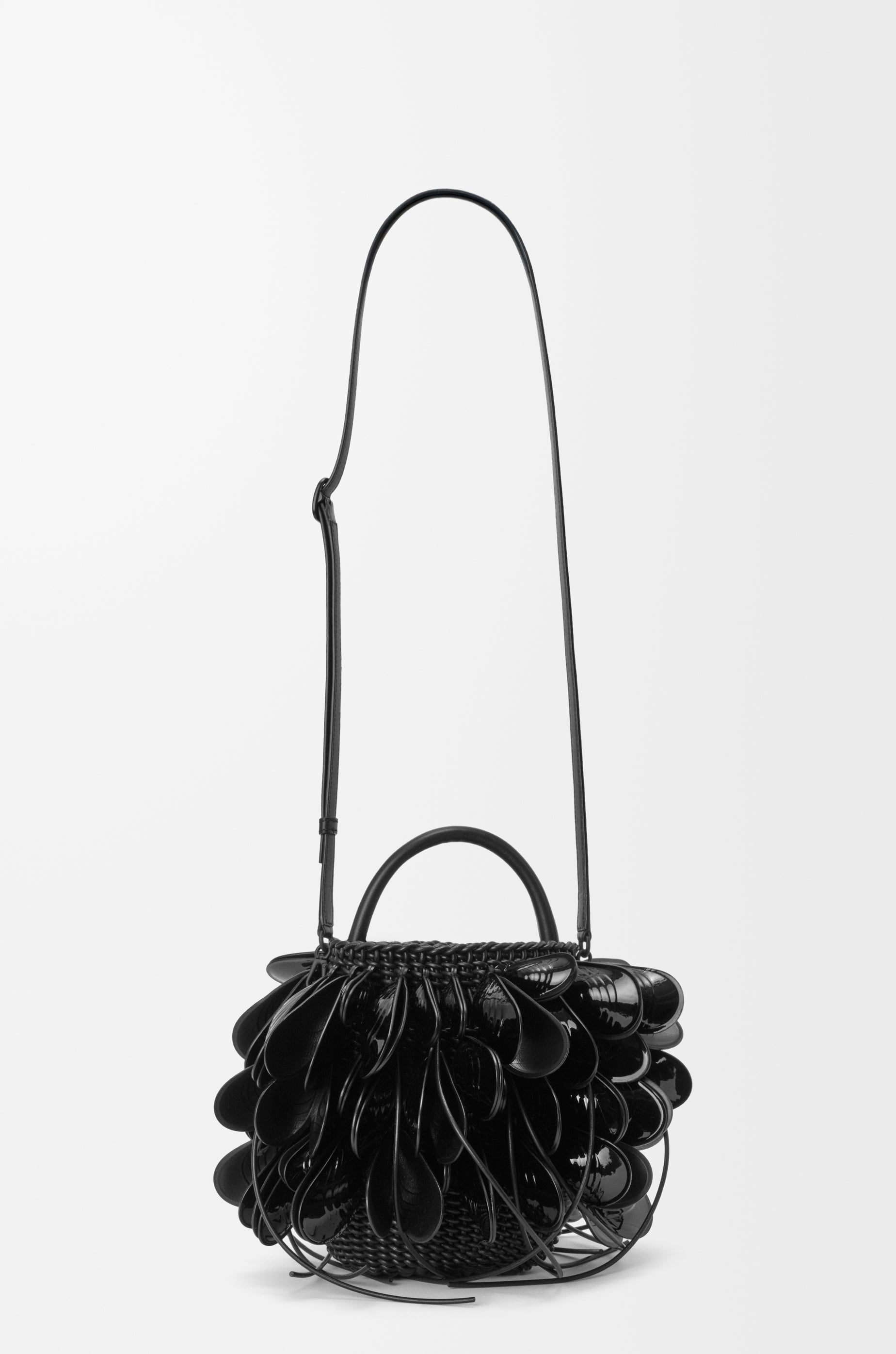 Loewe Shell bucket in woven calfskin