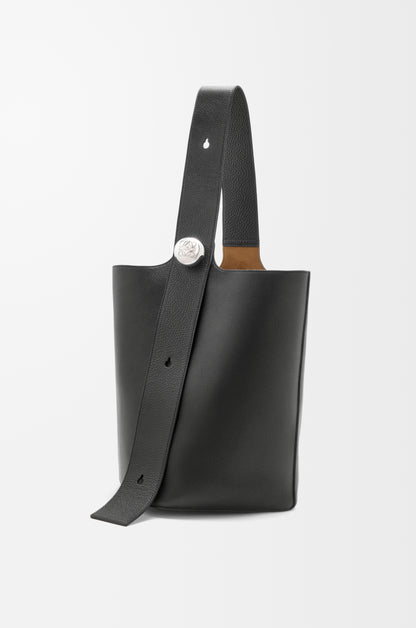 Loewe Large Pebble bucket in supple grained calfskin