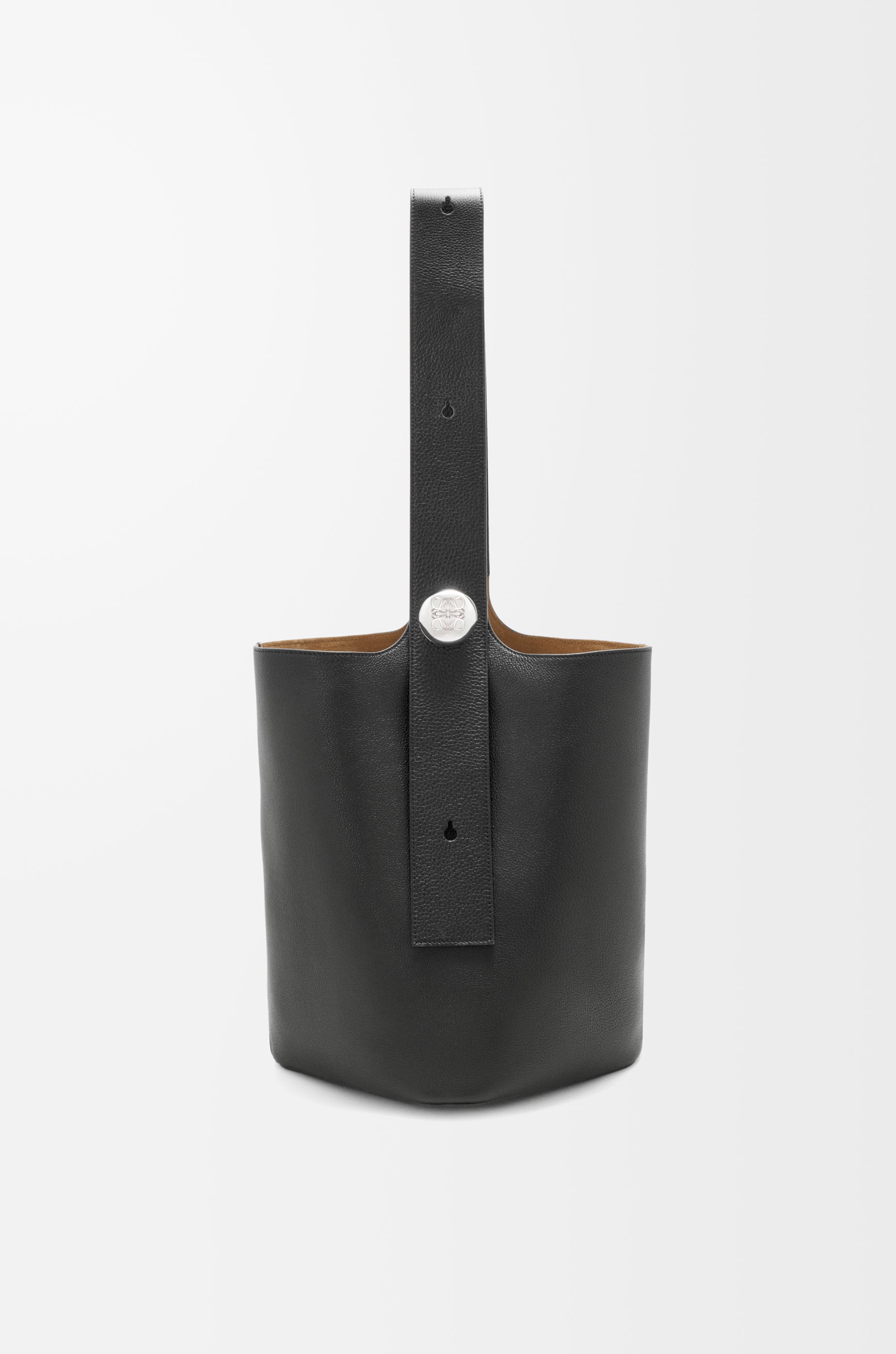 Loewe Large Pebble bucket in supple grained calfskin