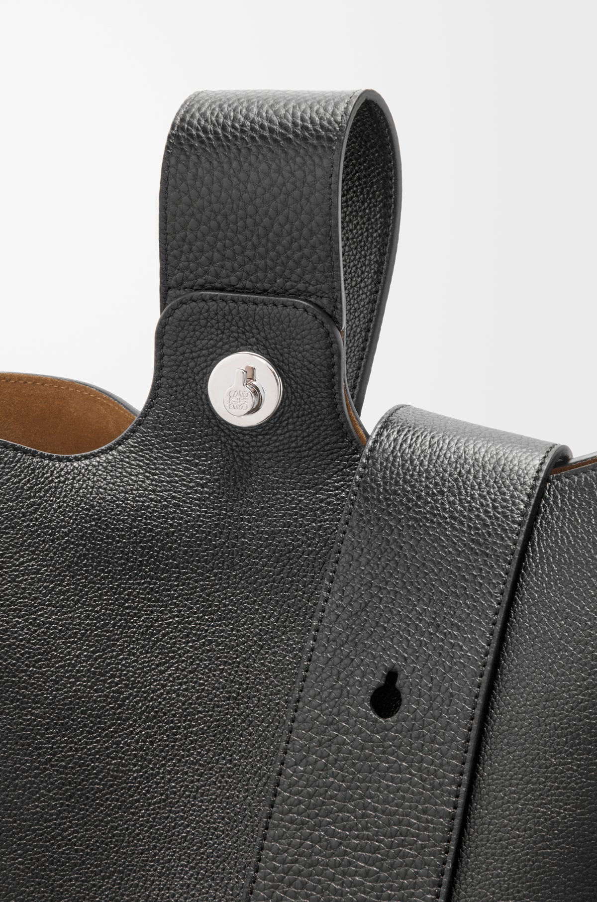 Loewe Large Pebble bucket in supple grained calfskin