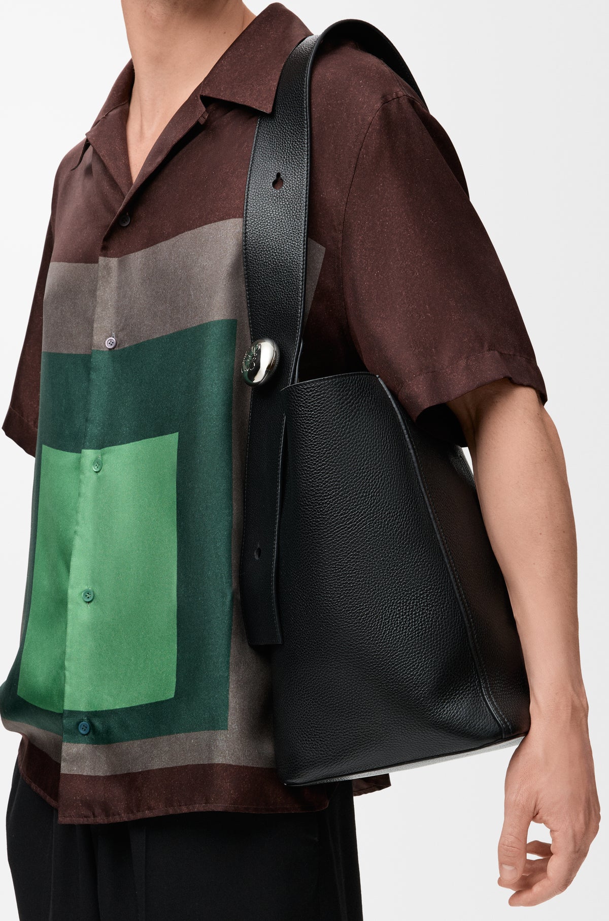Loewe Large Pebble bucket in supple grained calfskin