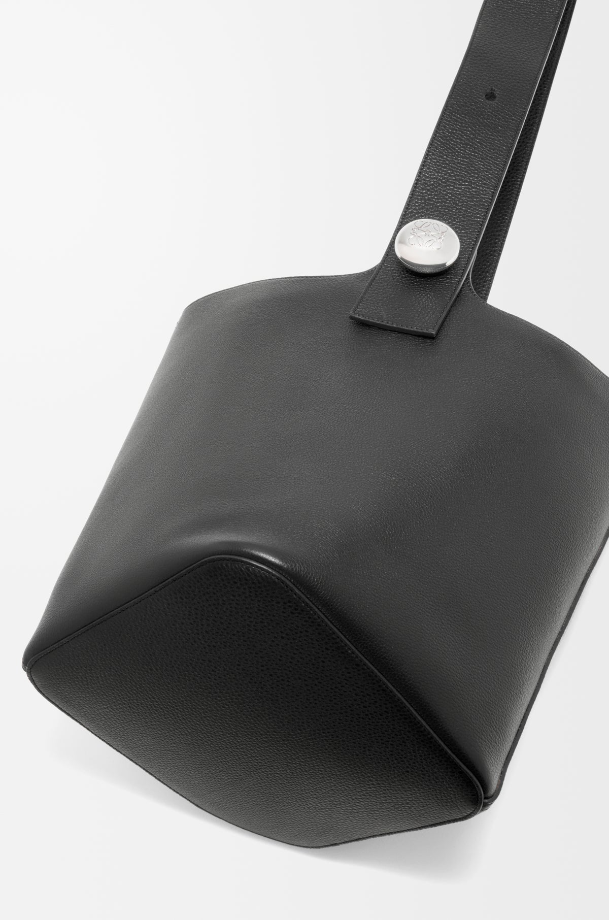 Loewe Large Pebble bucket in supple grained calfskin