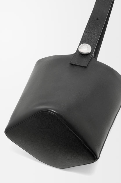 Loewe Large Pebble bucket in supple grained calfskin