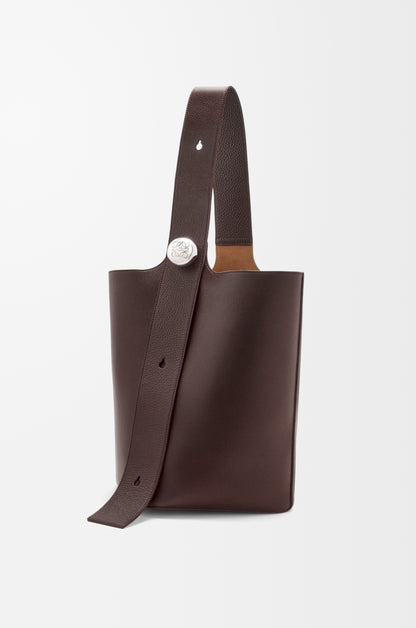 Loewe Large Pebble bucket in supple grained calfskin