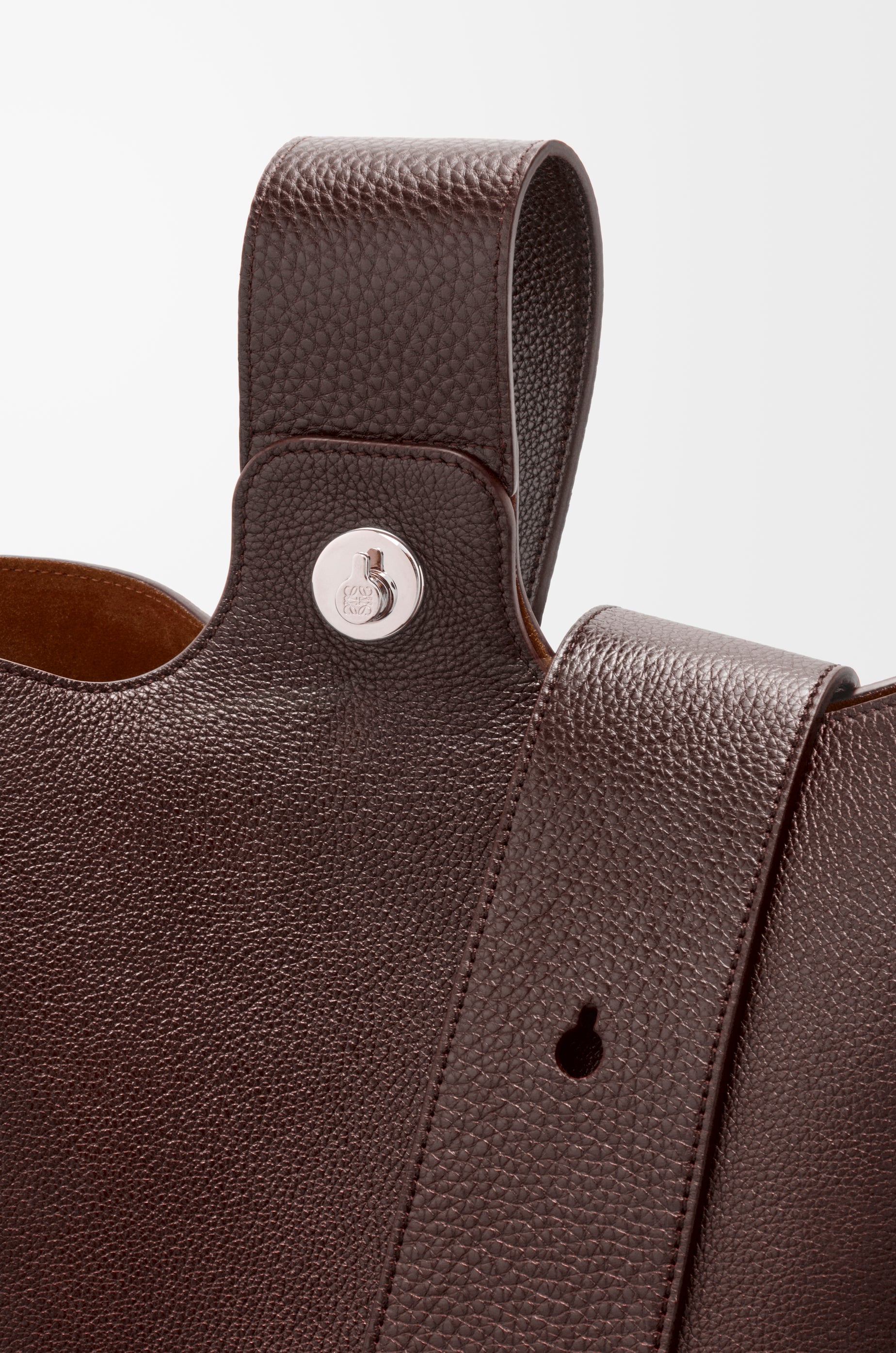 Loewe Large Pebble bucket in supple grained calfskin