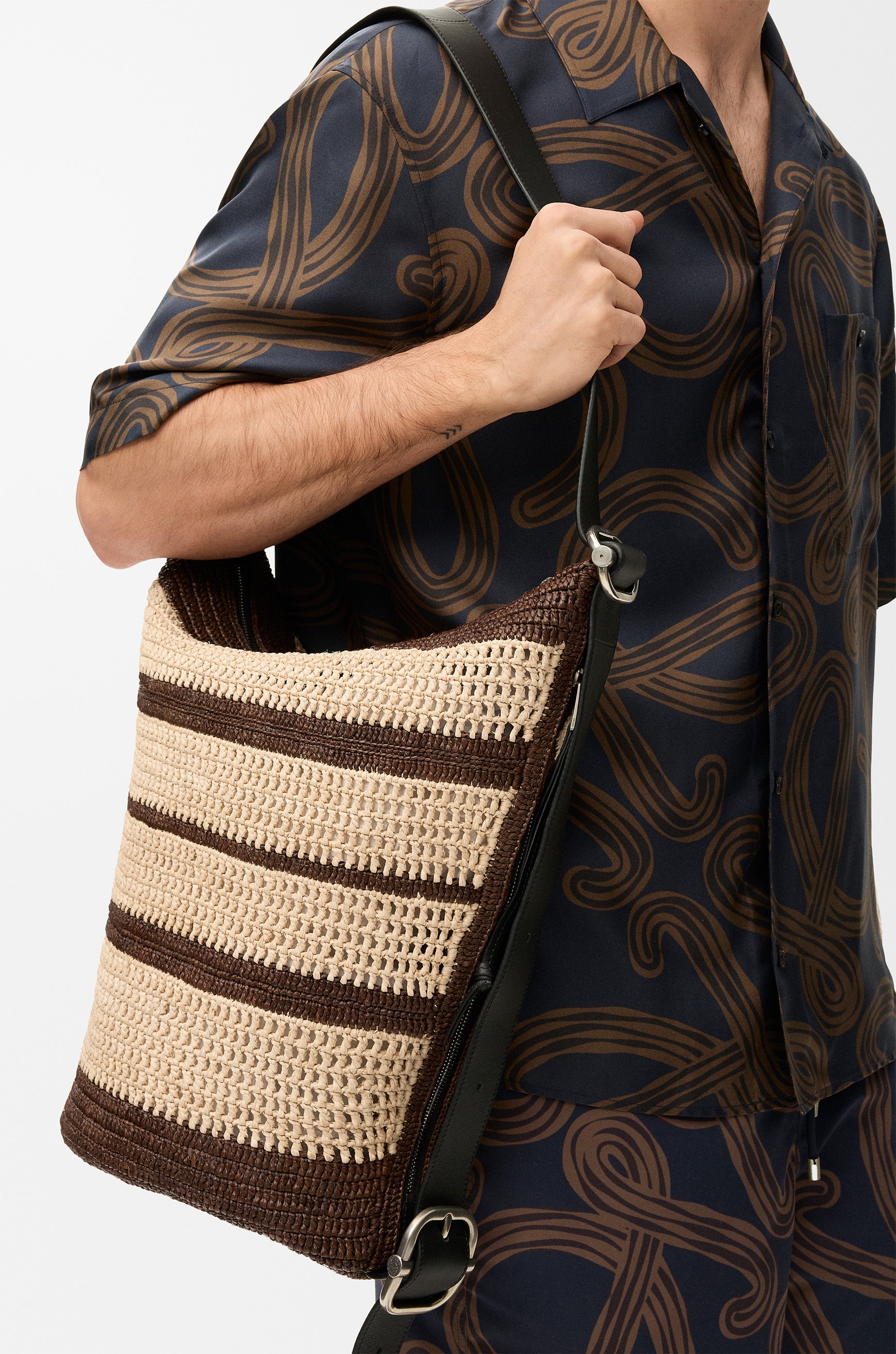 Loewe Loop bucket in raffia