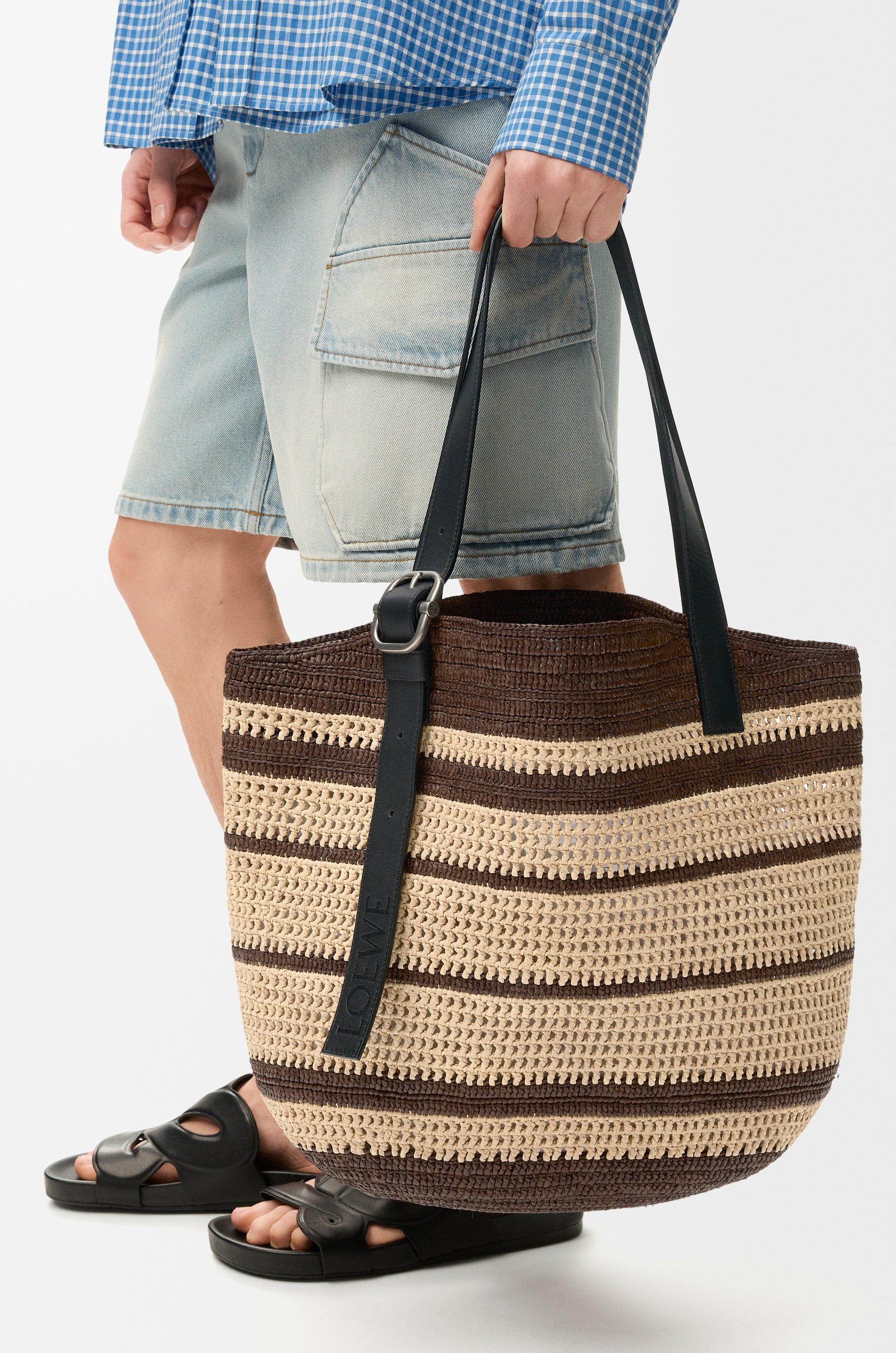 Loewe Loop basket in raffia