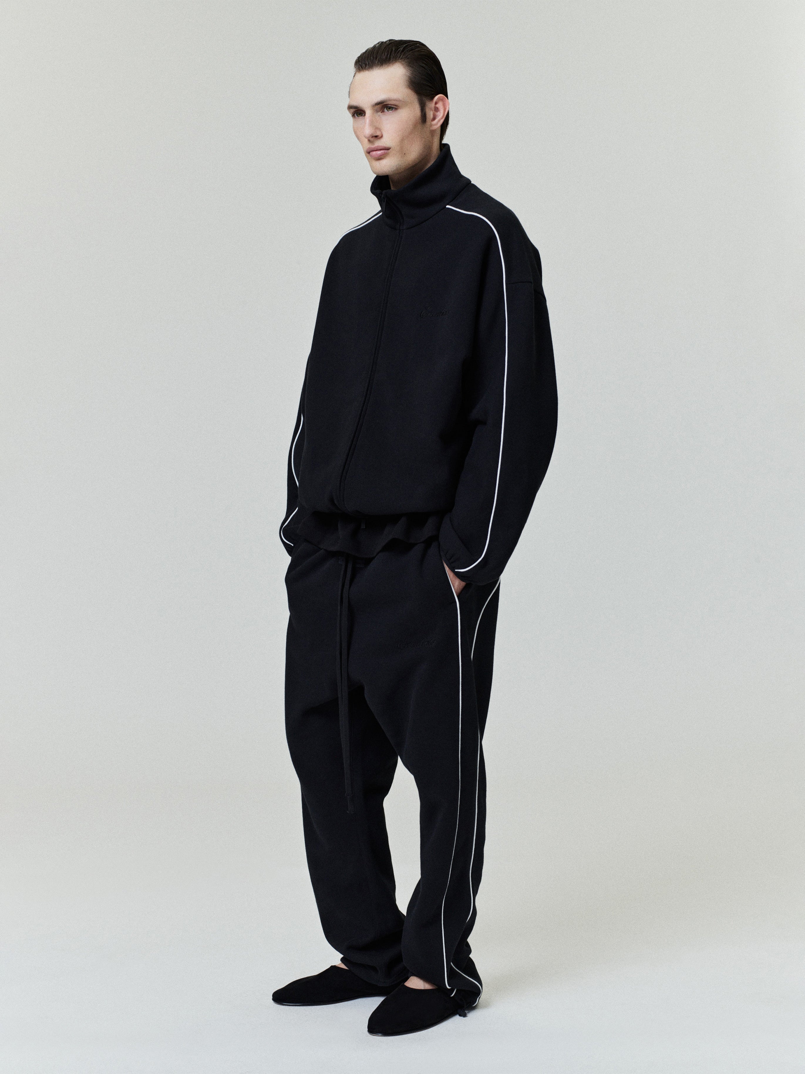 Essentials Relaxed Fleece Sweatpant With Piping Jet Black/Cloud White