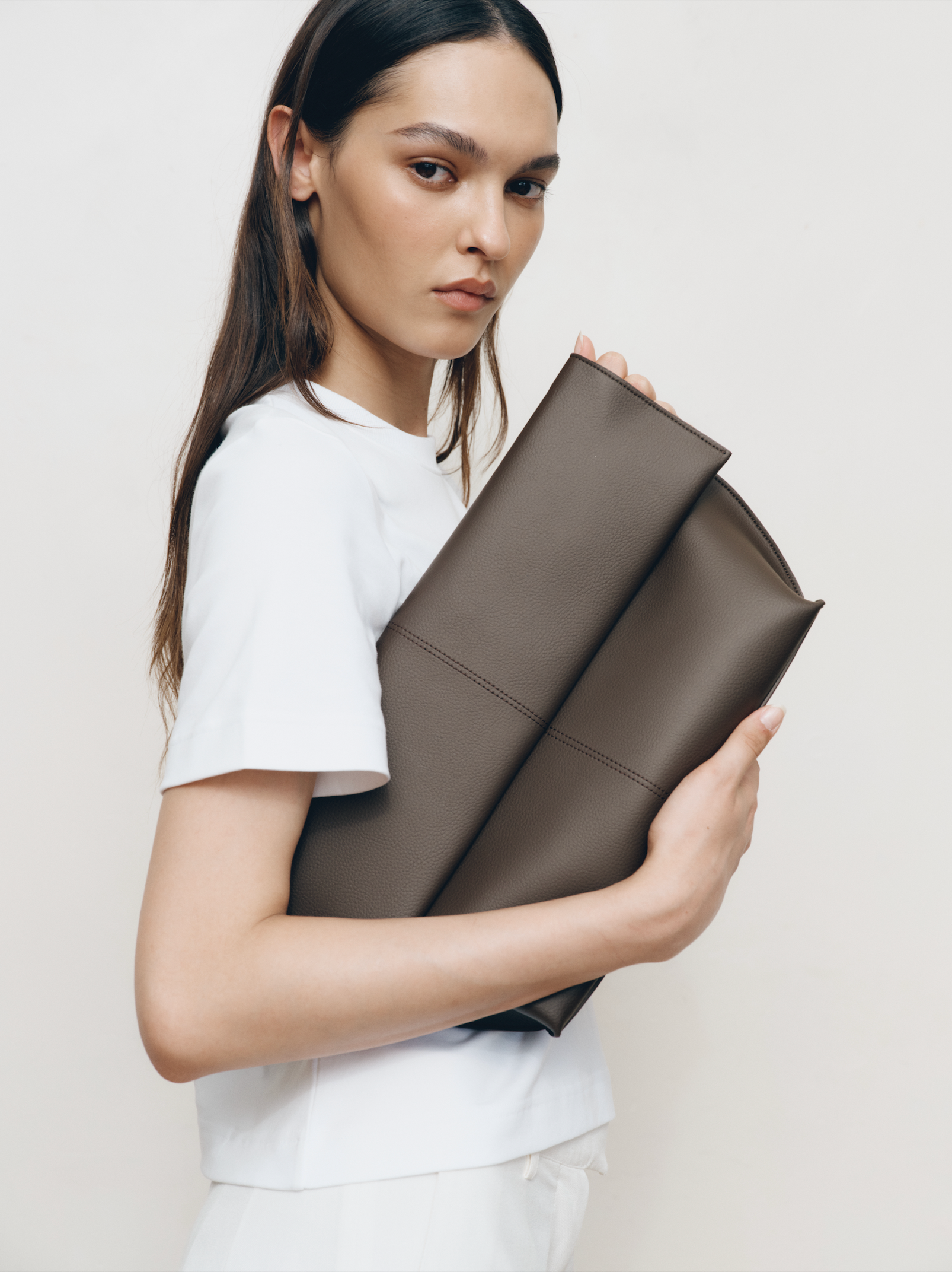 Freja Seamed Clutch Espresso
