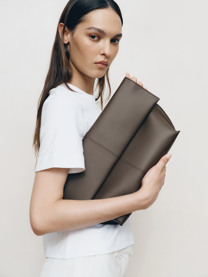 Freja Seamed Clutch Espresso