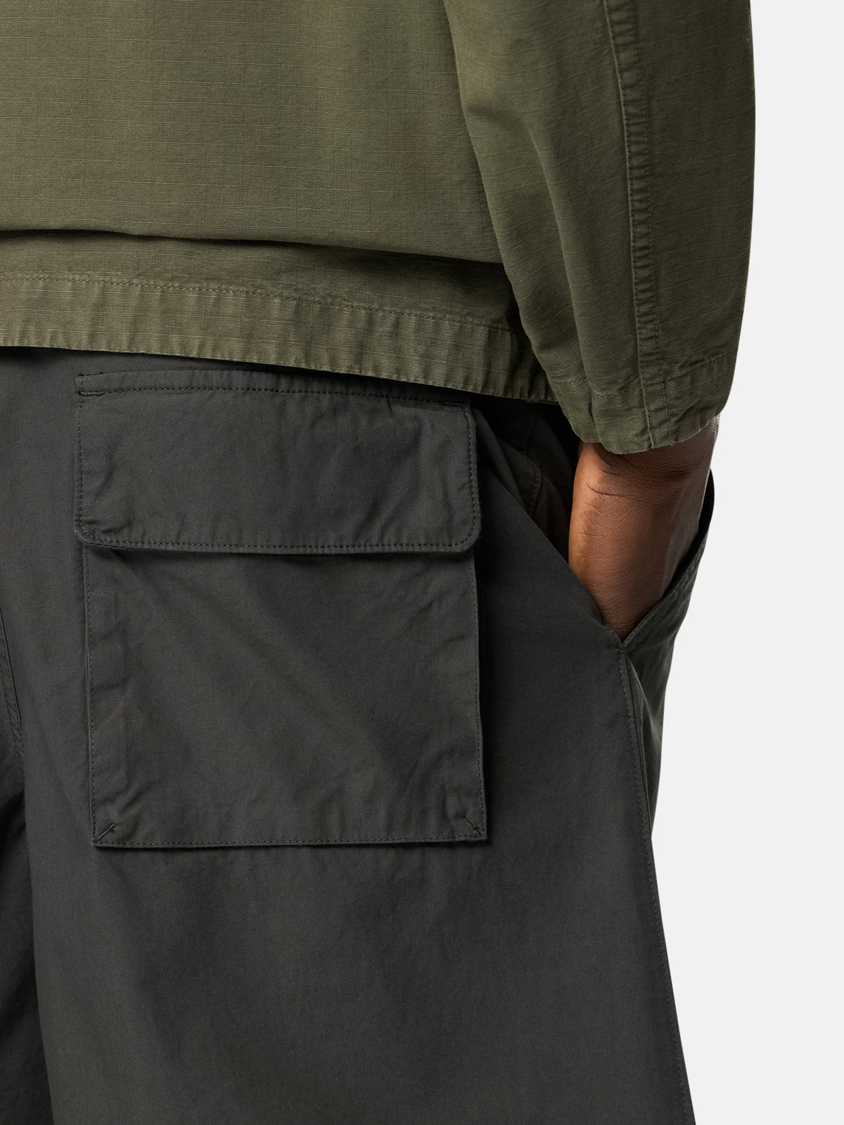 Stone Island Loose-Wide-Leg Bermuda Shorts with Snap Pockets L100003