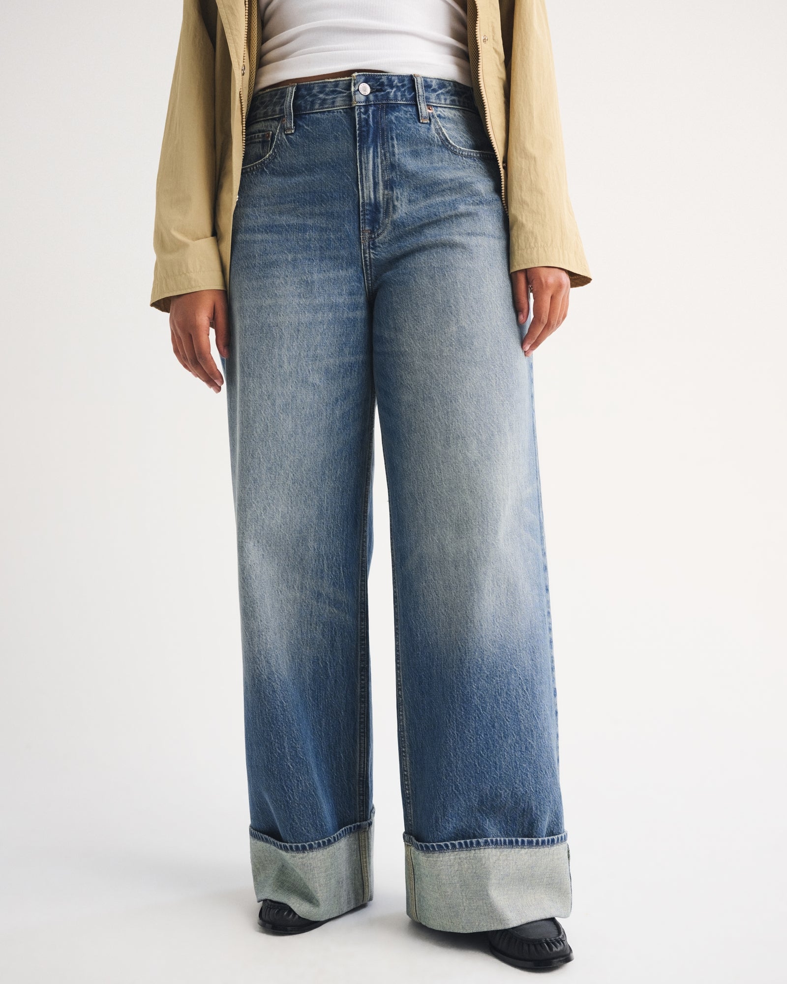 Abercrombie Curve Love High Rise Wide Leg Fish Embroidered Jean