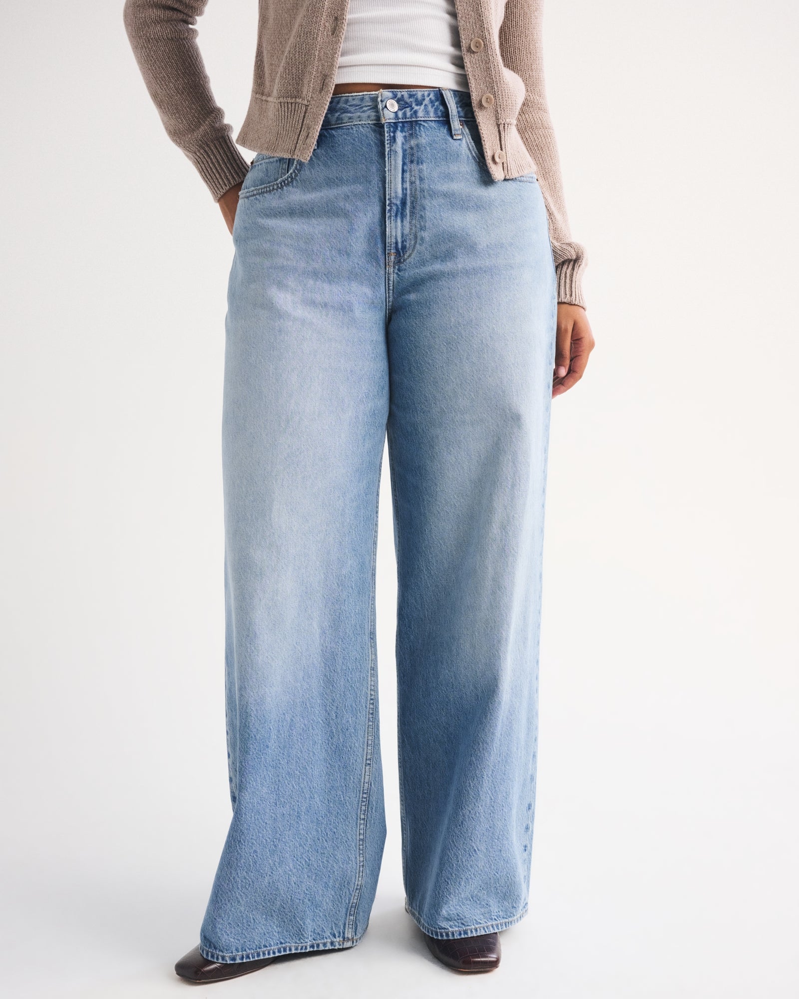Abercrombie Curve Love High Rise Wide Leg Fish Embroidered Jean