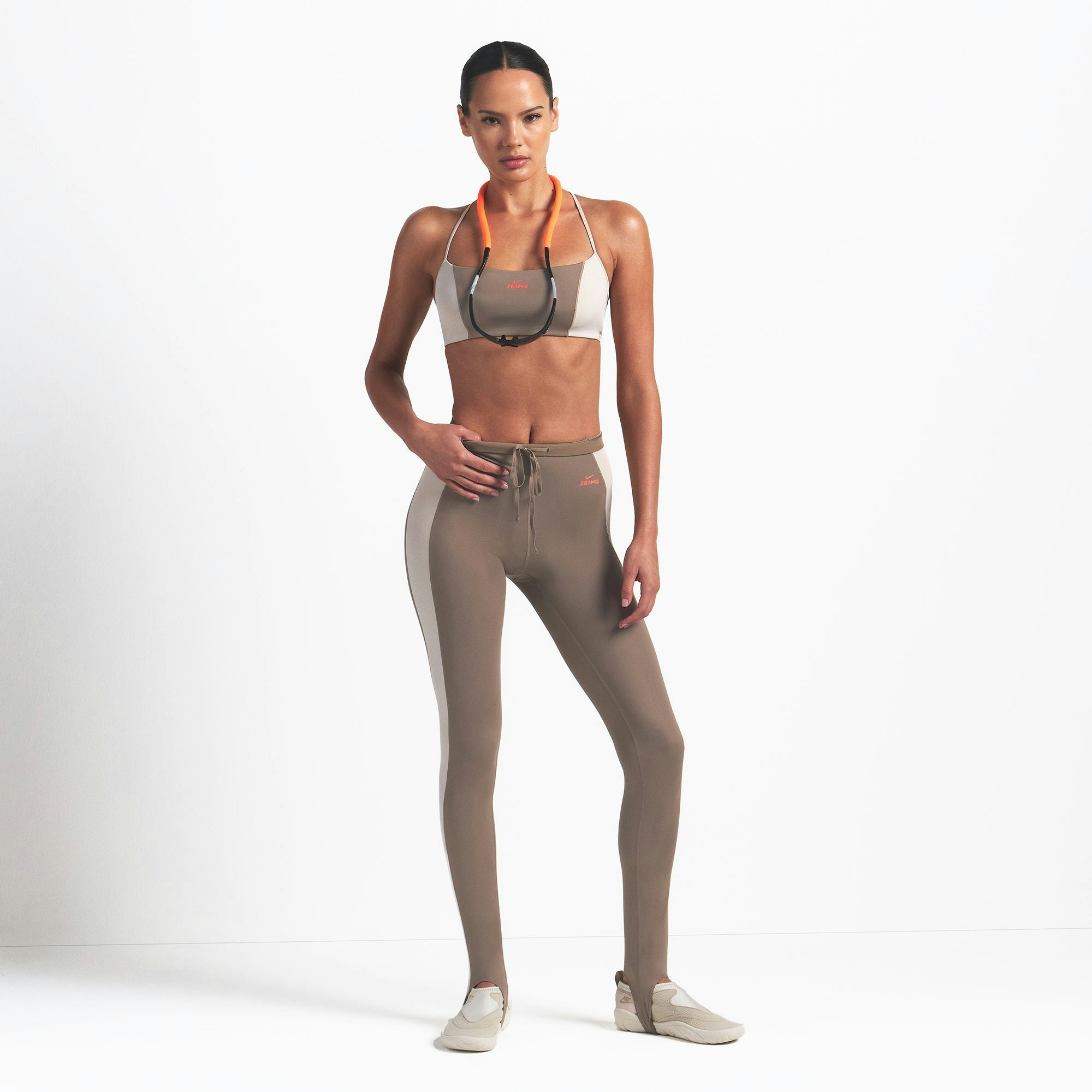 Skims Nikeskims Shine Drawcord Stirrup 26" Legging Truffle And Stone