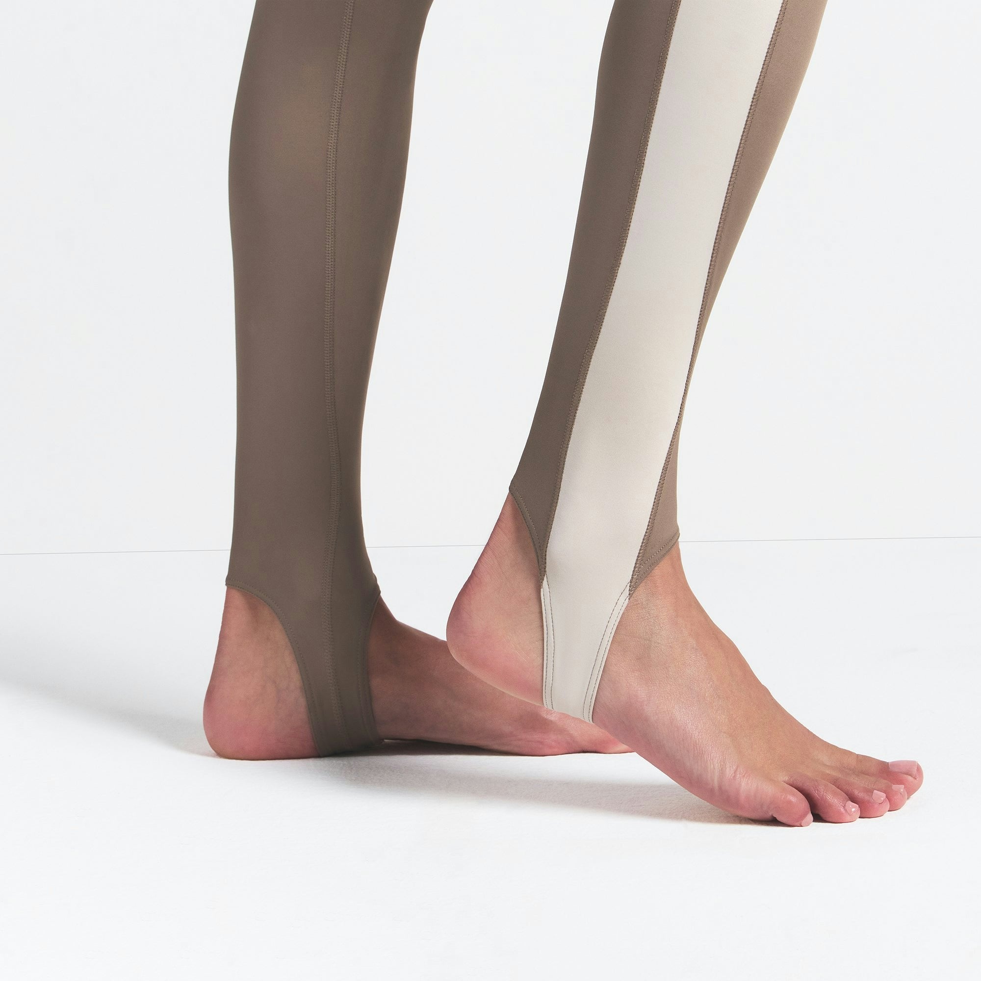 Skims Nikeskims Shine Drawcord Stirrup 26" Legging Truffle And Stone