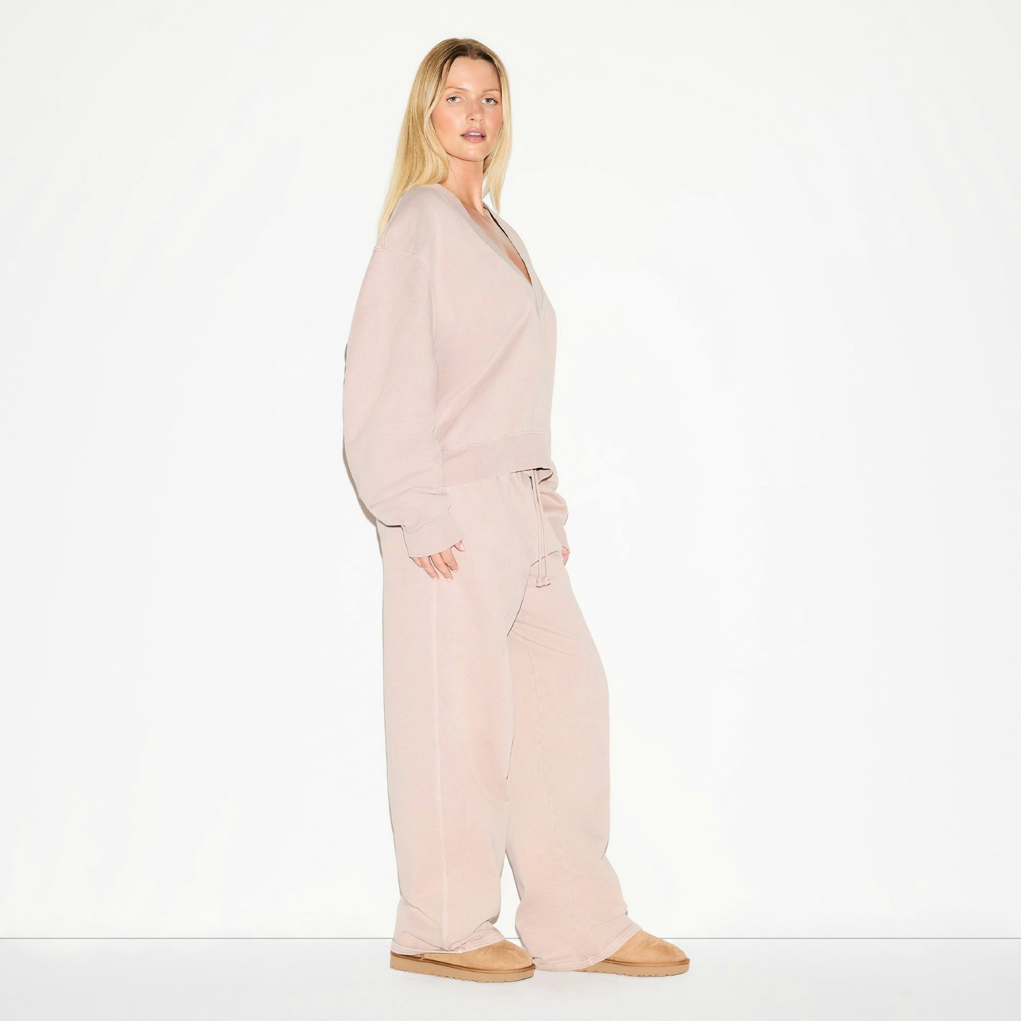 BOYFRIEND FLEECE V NECK PULLOVER