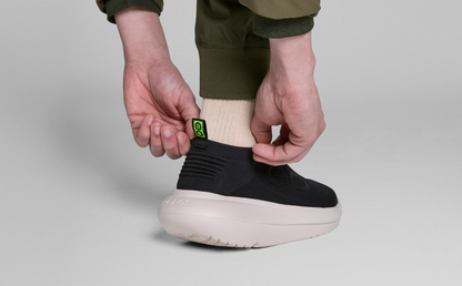 Oofos Men's Slip-On Shoe Chalk & Black