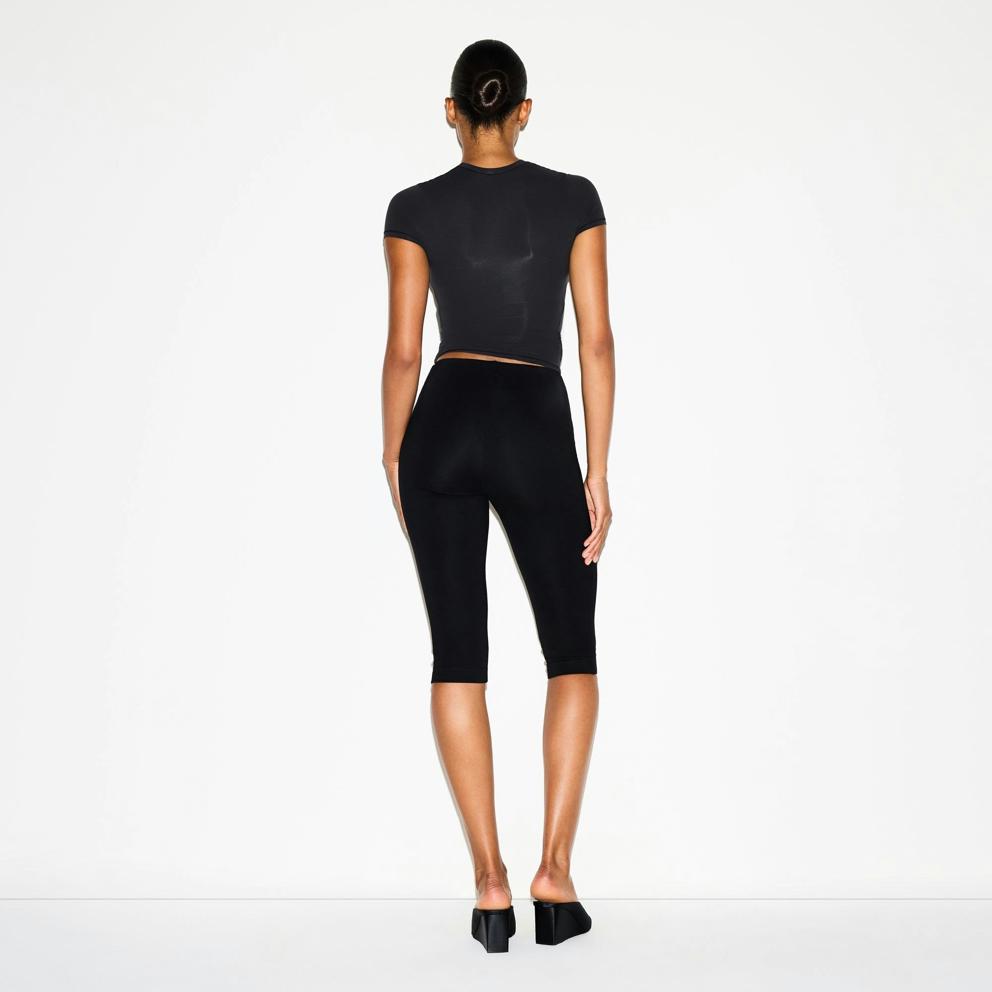 Skims The Essential Collection High-Waisted Capri Obsidian