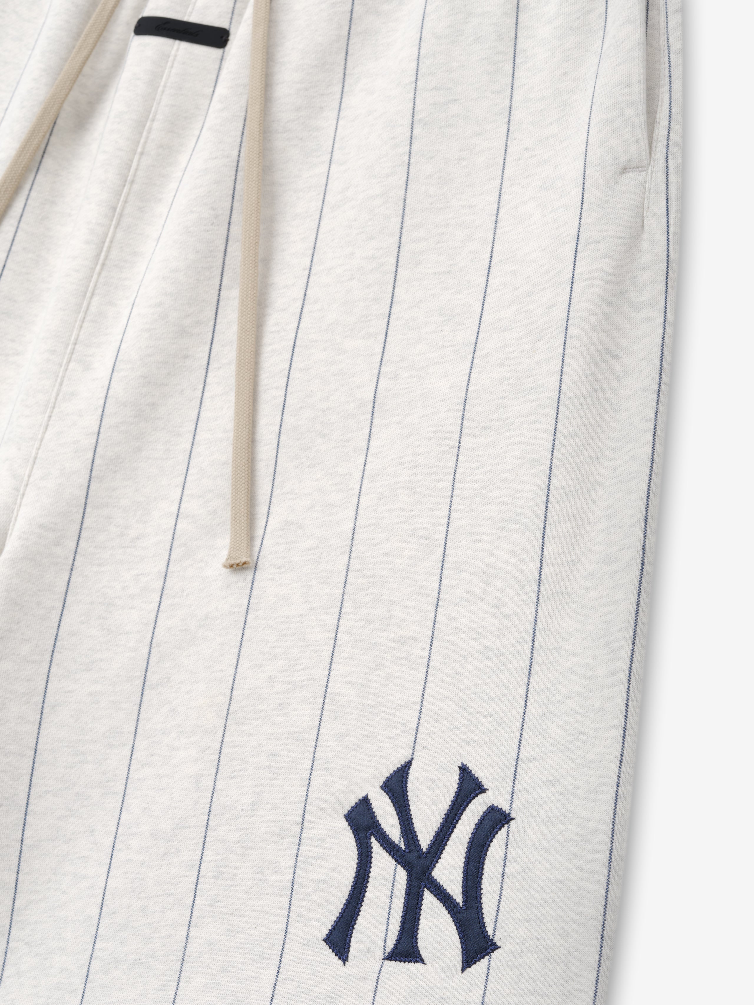 Essentials Yankees 90'S Sweatshort Oatmeal Heather W Dark Sapphire Pinstripes