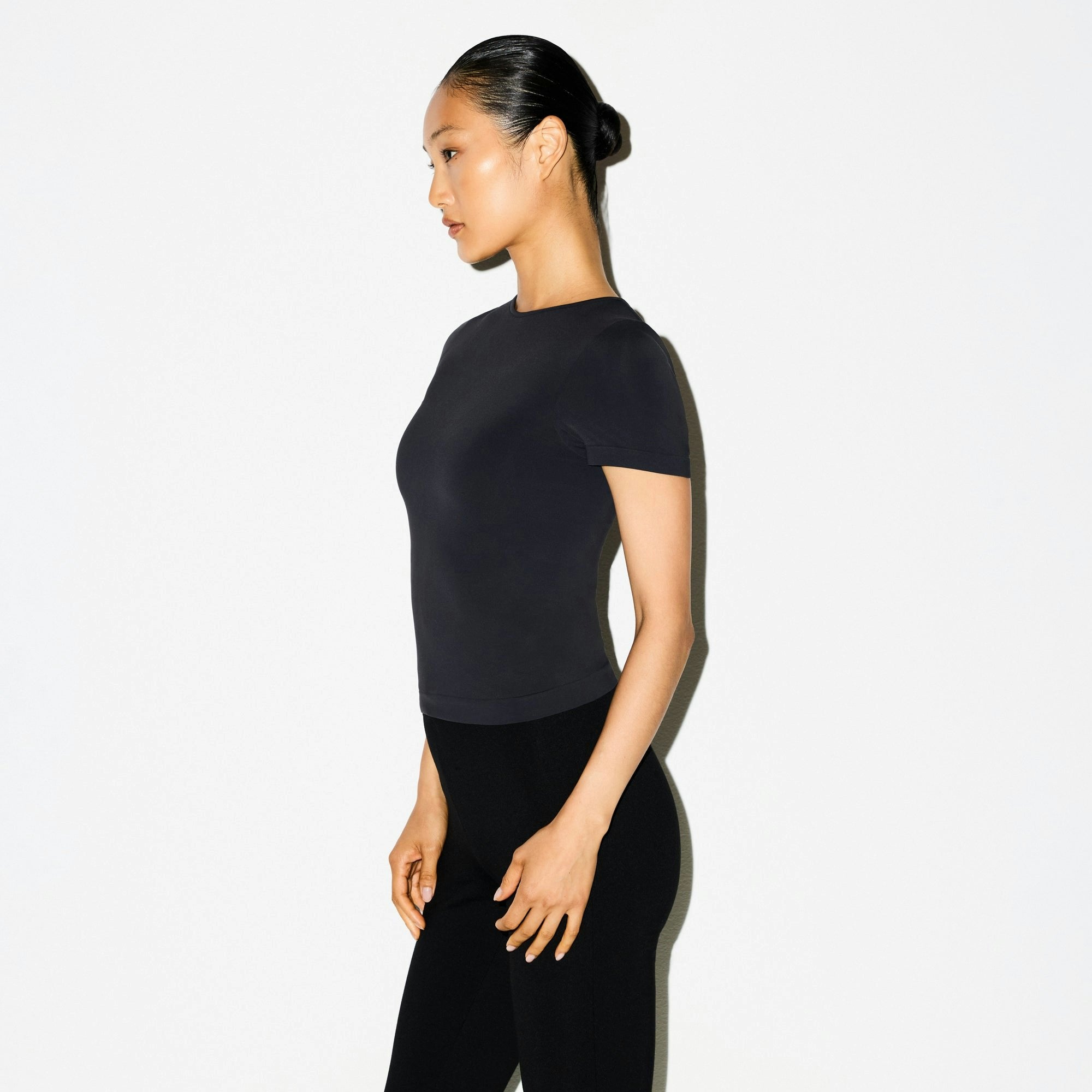 SOFT SMOOTHING SEAMLESS PADDED T-SHIRT
