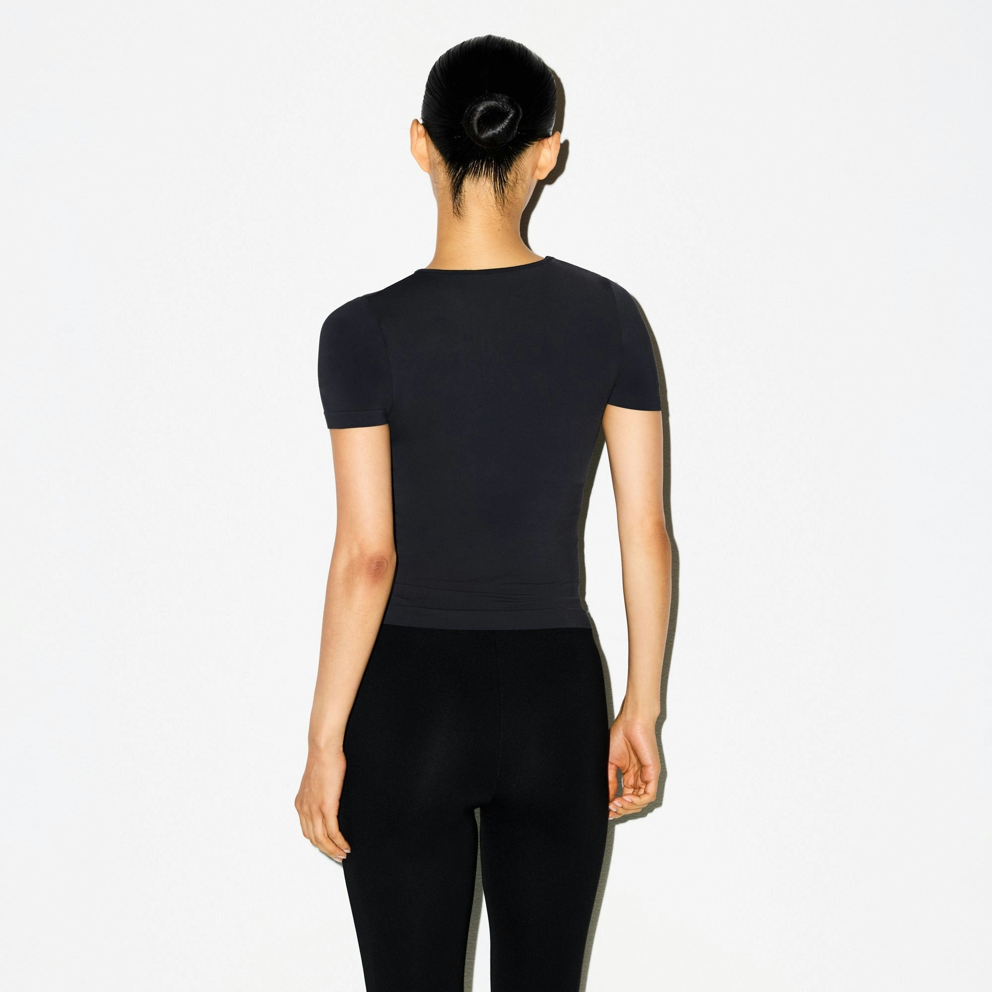 SOFT SMOOTHING SEAMLESS PADDED T-SHIRT