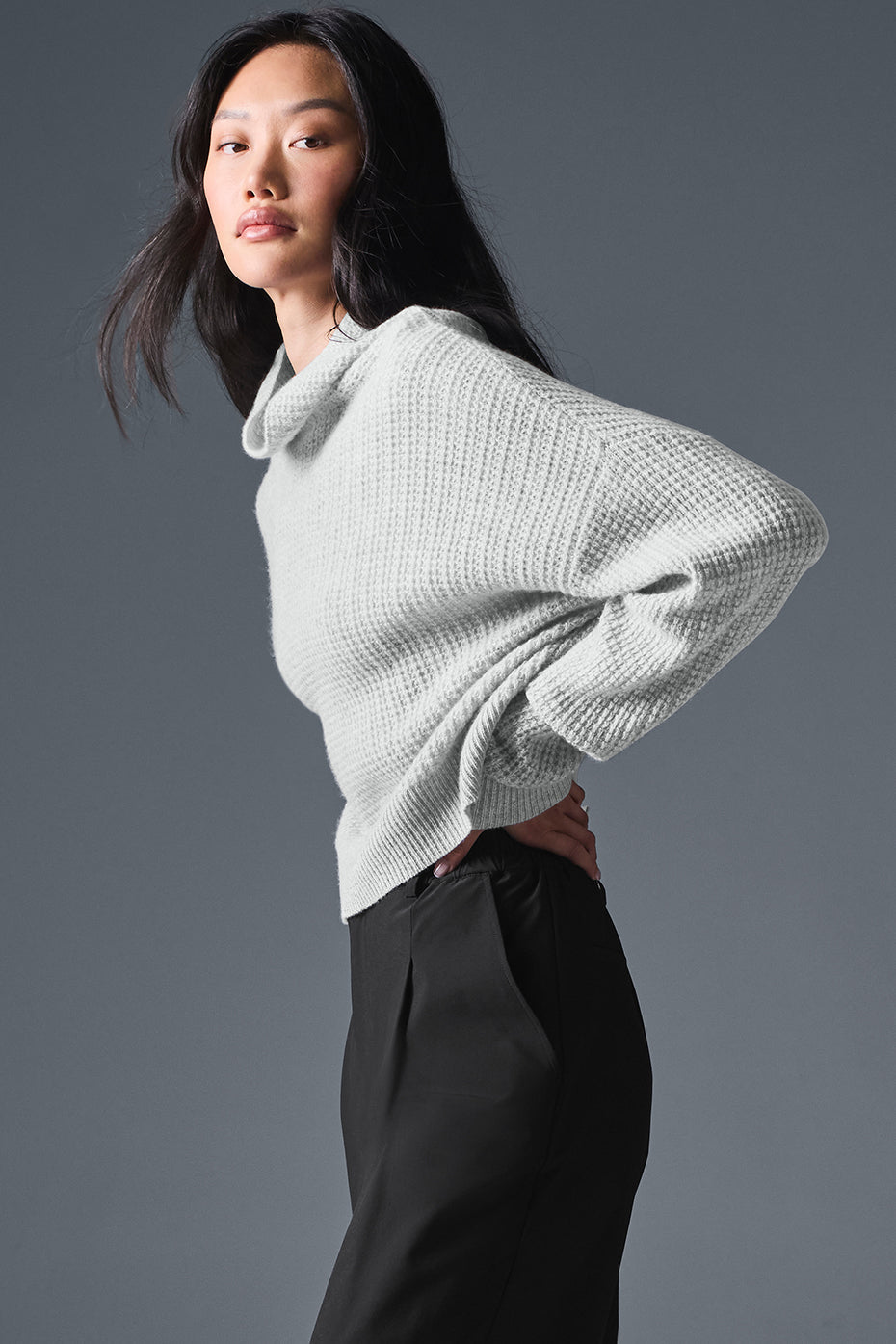 Alo Yoga Women'S Cashmere Plush Waffle Turtleneck Pullover