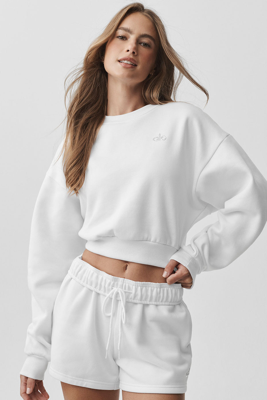 Alo Yoga Women'S Cropped Accolade Crewneck – Kicks Machine